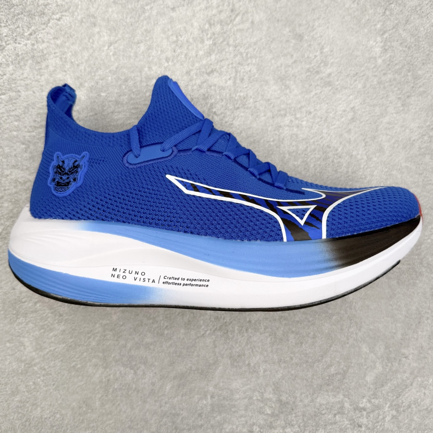 Mizuno Neo Vista Y2K柔软舒适减震耐磨支撑 低帮休闲跑步鞋 男女同款 美津浓（Mizuno）是日本美津浓株式会社于1906年创立的运动品牌，经过一个多世纪的不断努力现已成为世界著名的运动器具、服装和鞋类生产商。美津浓力求服务于各类运动项目，并竭力使运动生活更加愉快和振奋。产品种类齐全，覆盖几乎全部主要运动项目，达到30万多个品类。尺码：36 36.5 37.5 38 38.5 39 40 40.5 41 42 42.5 43 44 44.5 45-选品中心