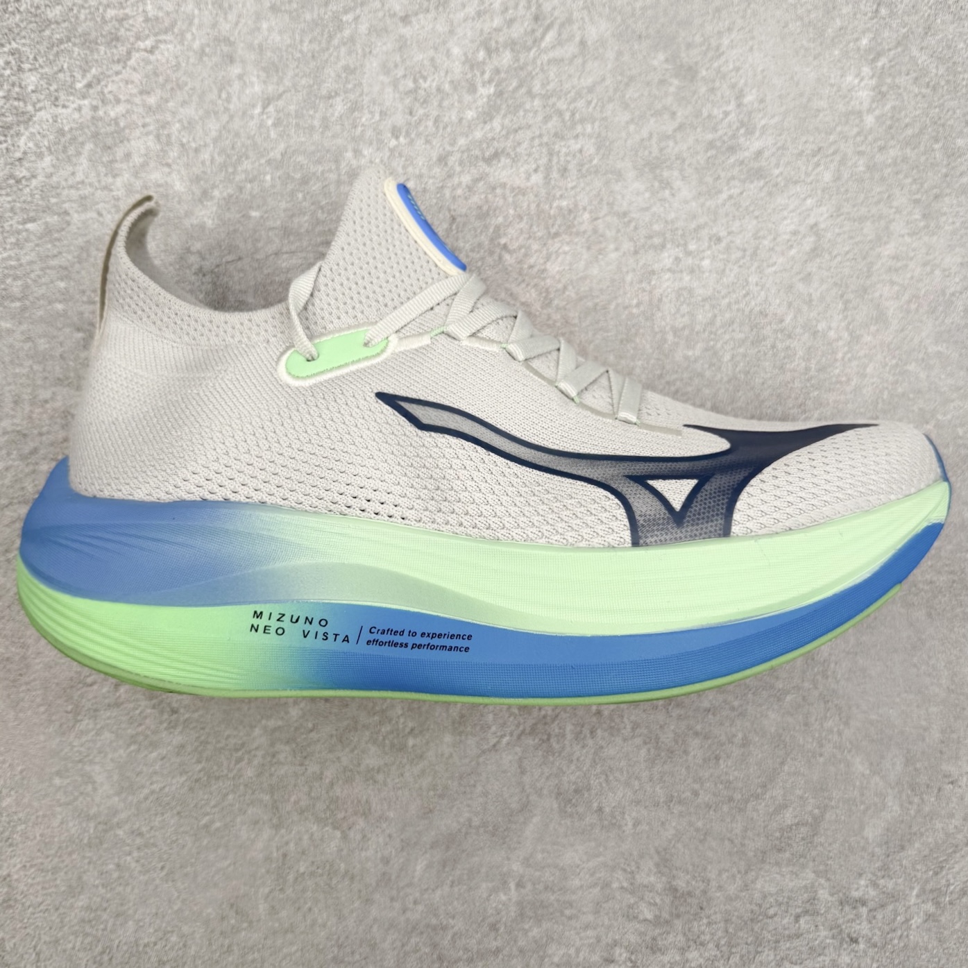 Mizuno Neo Vista Y2K柔软舒适减震耐磨支撑 低帮休闲跑步鞋 男女同款 美津浓（Mizuno）是日本美津浓株式会社于1906年创立的运动品牌，经过一个多世纪的不断努力现已成为世界著名的运动器具、服装和鞋类生产商。美津浓力求服务于各类运动项目，并竭力使运动生活更加愉快和振奋。产品种类齐全，覆盖几乎全部主要运动项目，达到30万多个品类。尺码：36 36.5 37.5 38 38.5 39 40 40.5 41 42 42.5 43 44 44.5 45-选品中心