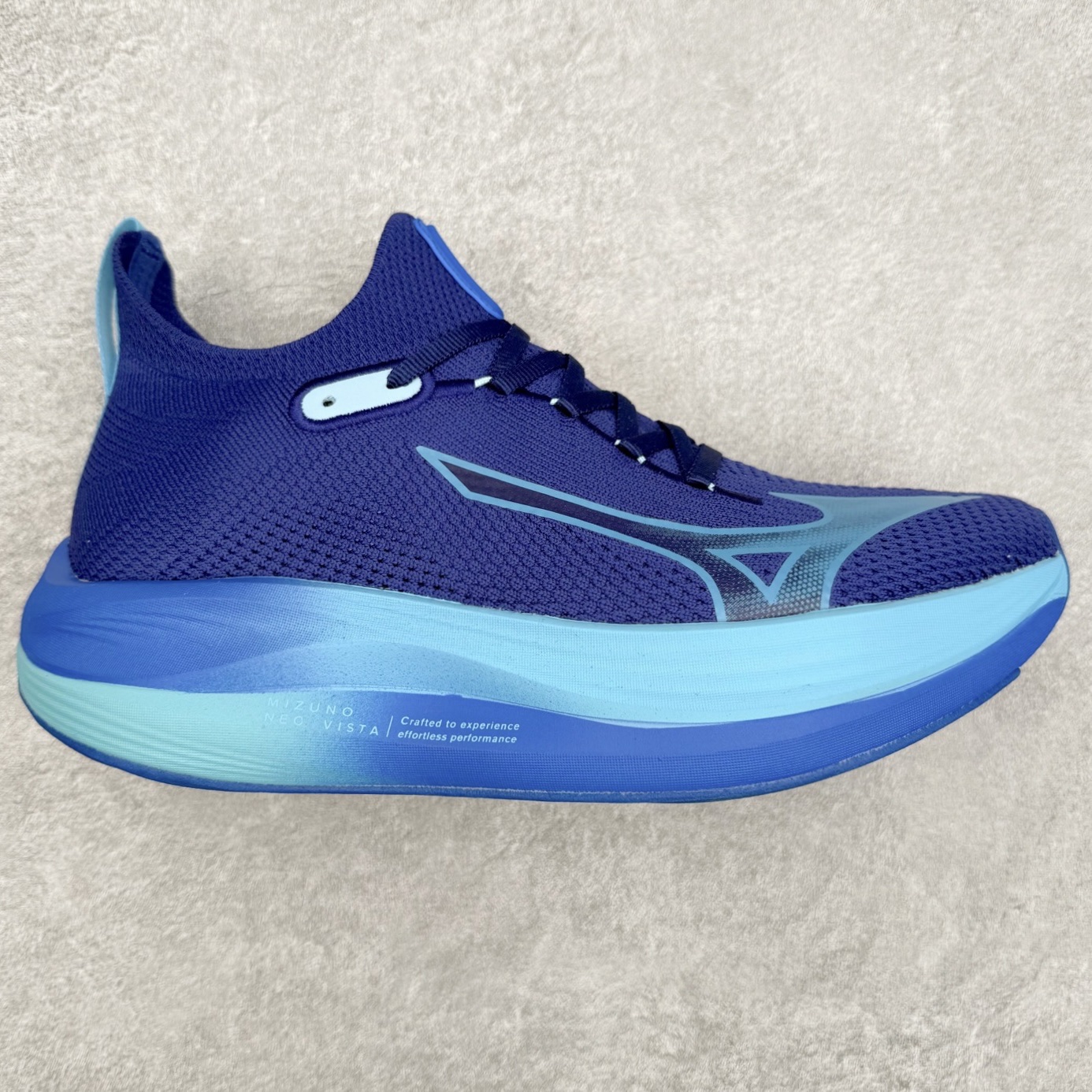 Mizuno Neo Vista Y2K柔软舒适减震耐磨支撑 低帮休闲跑步鞋 男女同款 美津浓（Mizuno）是日本美津浓株式会社于1906年创立的运动品牌，经过一个多世纪的不断努力现已成为世界著名的运动器具、服装和鞋类生产商。美津浓力求服务于各类运动项目，并竭力使运动生活更加愉快和振奋。产品种类齐全，覆盖几乎全部主要运动项目，达到30万多个品类。尺码：36 36.5 37.5 38 38.5 39 40 40.5 41 42 42.5 43 44 44.5 45-选品中心