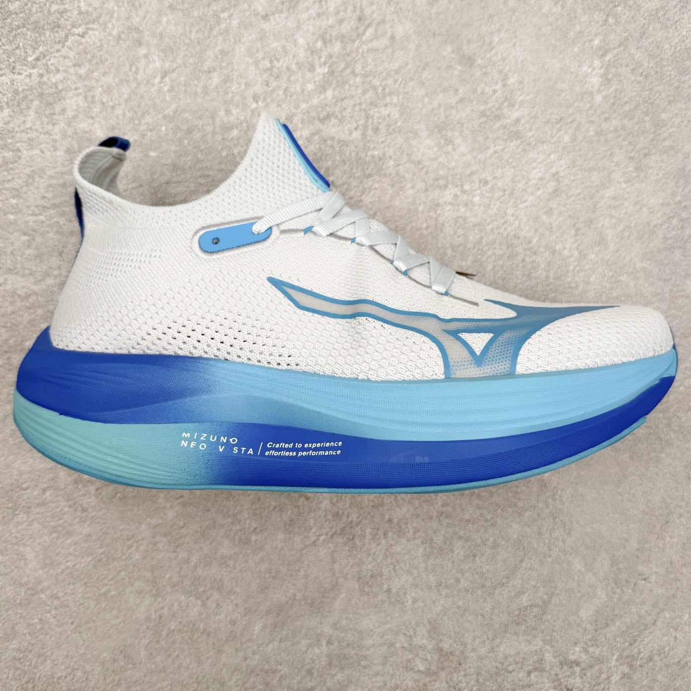 Mizuno Neo Vista Y2K柔软舒适减震耐磨支撑 低帮休闲跑步鞋 男女同款 美津浓（Mizuno）是日本美津浓株式会社于1906年创立的运动品牌，经过一个多世纪的不断努力现已成为世界著名的运动器具、服装和鞋类生产商。美津浓力求服务于各类运动项目，并竭力使运动生活更加愉快和振奋。产品种类齐全，覆盖几乎全部主要运动项目，达到30万多个品类。尺码：36 36.5 37.5 38 38.5 39 40 40.5 41 42 42.5 43 44 44.5 45-选品中心