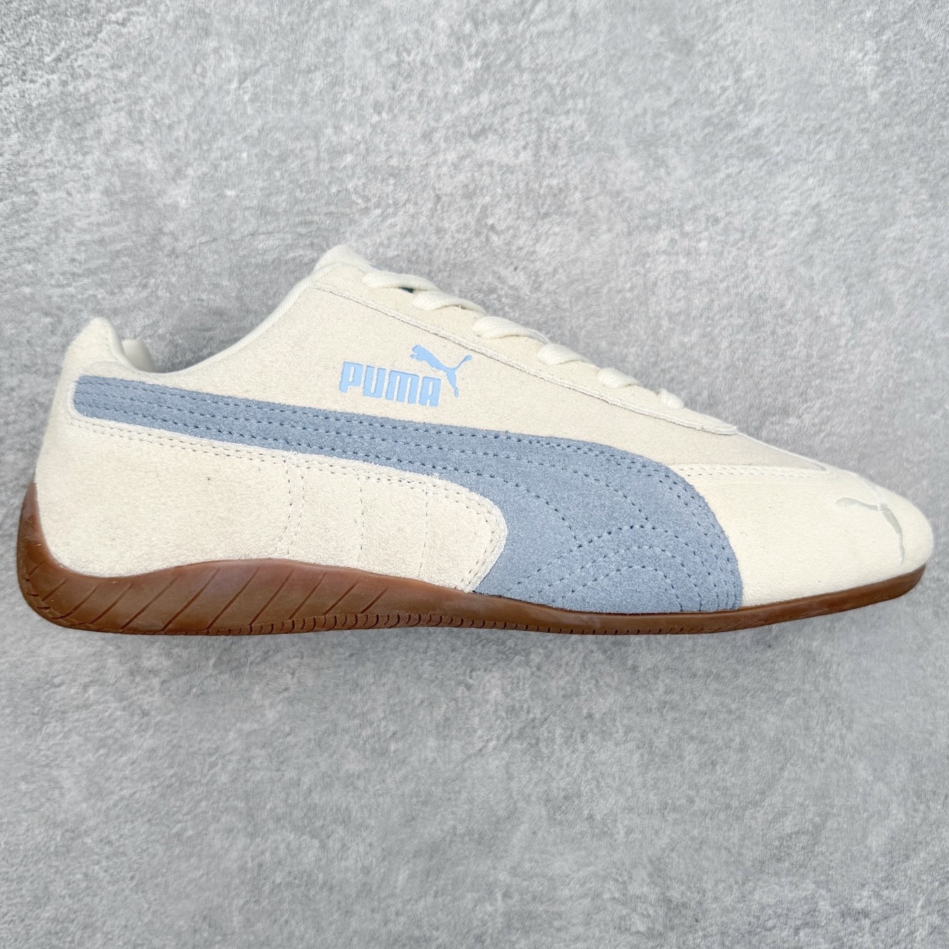 PUMA Speedca OG 彪马极速赛车系列低帮德训风拼接复古百搭休闲运动赛车鞋 鞋款从80、90年代赛车手所穿的防火赛车鞋为原型，鞋身线条模仿了赛车的流线廓形，体现了空气动力学原理的结构。简约流畅的外观，恰好又和贯穿其中的Formstrip Logo融合恰到好处，视觉上细节丰富且协调。本次Speedcat OG鞋款归来，最大看点自然式保留了窄版鞋型以及薄底构造。这两年各品牌鞋底越做越厚，Speedcat反其道而行之，上脚几乎无鞋底的效果带来耳目一新的视觉体验。鞋面依旧是以质感细腻的麂皮材质打造，并且大面积近乎全包裹的使用，复古味道也愈发浓烈。配色上更是将最原始的黑色和红色带回，向F1赛车队的标志性队服致敬。相信让各位一眼种草的更多是出挑的大红色，上脚即可瞬间点亮整体造型，在以球鞋为核心的OOTD中脱颖而出。而另一款黑色则是低调的万金油，彰显新潮个性的同时又不喧宾夺主，也是热爱简约系穿搭朋友的首选。 尺码：35.5 36 37 37.5 38 38.5 39 40 40.5 41 42 42.5 43 44 44.5 45-选品中心