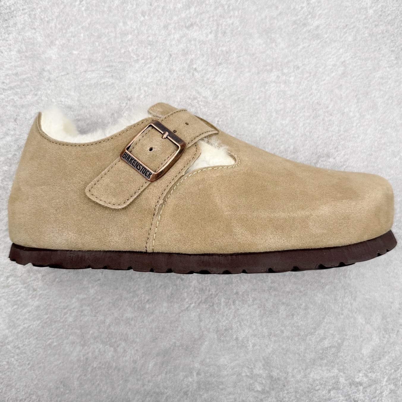 Birkenstock London 系列勃肯皮革绒面双扣时尚休闲平底鞋加绒版 牛皮绒面革质地柔软 搭配可调节鞋扣提升穿着舒适度 人体工学设计分散脚部压力 保护脚踝 软木乳胶鞋床具有一定的收缩性 长时间穿着后能贴合脚型 EVA鞋底回弹性和抗张性力高 具有良好的防震、缓冲性 四季皆宜 柔软的鞋床采用额外的泡沫缓冲层 提供额外的舒适感和全天支撑 全网独家首发 源于德国的严谨工艺 牛巴戎面 中层松木 EVA 三层组合大底 优质牛皮面料五金扣 出口订单 尺码：35-40-选品中心