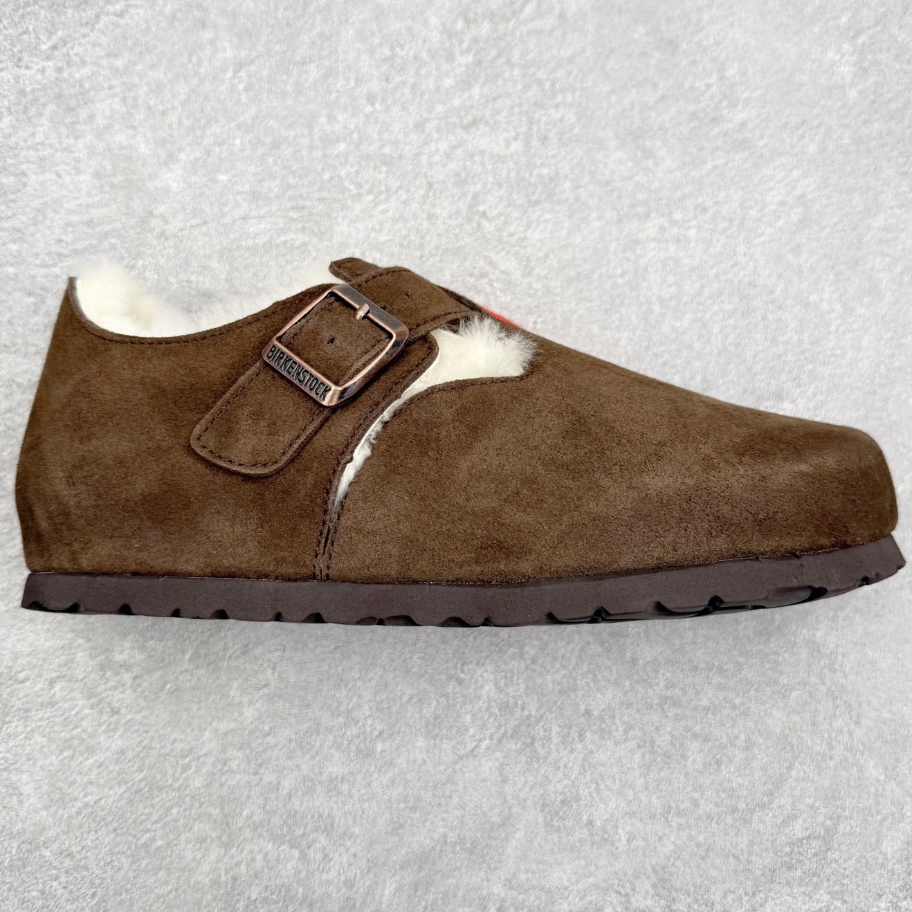 Birkenstock London 系列勃肯皮革绒面双扣时尚休闲平底鞋加绒版 牛皮绒面革质地柔软 搭配可调节鞋扣提升穿着舒适度 人体工学设计分散脚部压力 保护脚踝 软木乳胶鞋床具有一定的收缩性 长时间穿着后能贴合脚型 EVA鞋底回弹性和抗张性力高 具有良好的防震、缓冲性 四季皆宜 柔软的鞋床采用额外的泡沫缓冲层 提供额外的舒适感和全天支撑 全网独家首发 源于德国的严谨工艺 牛巴戎面 中层松木 EVA 三层组合大底 优质牛皮面料五金扣 出口订单 尺码：35-40-选品中心