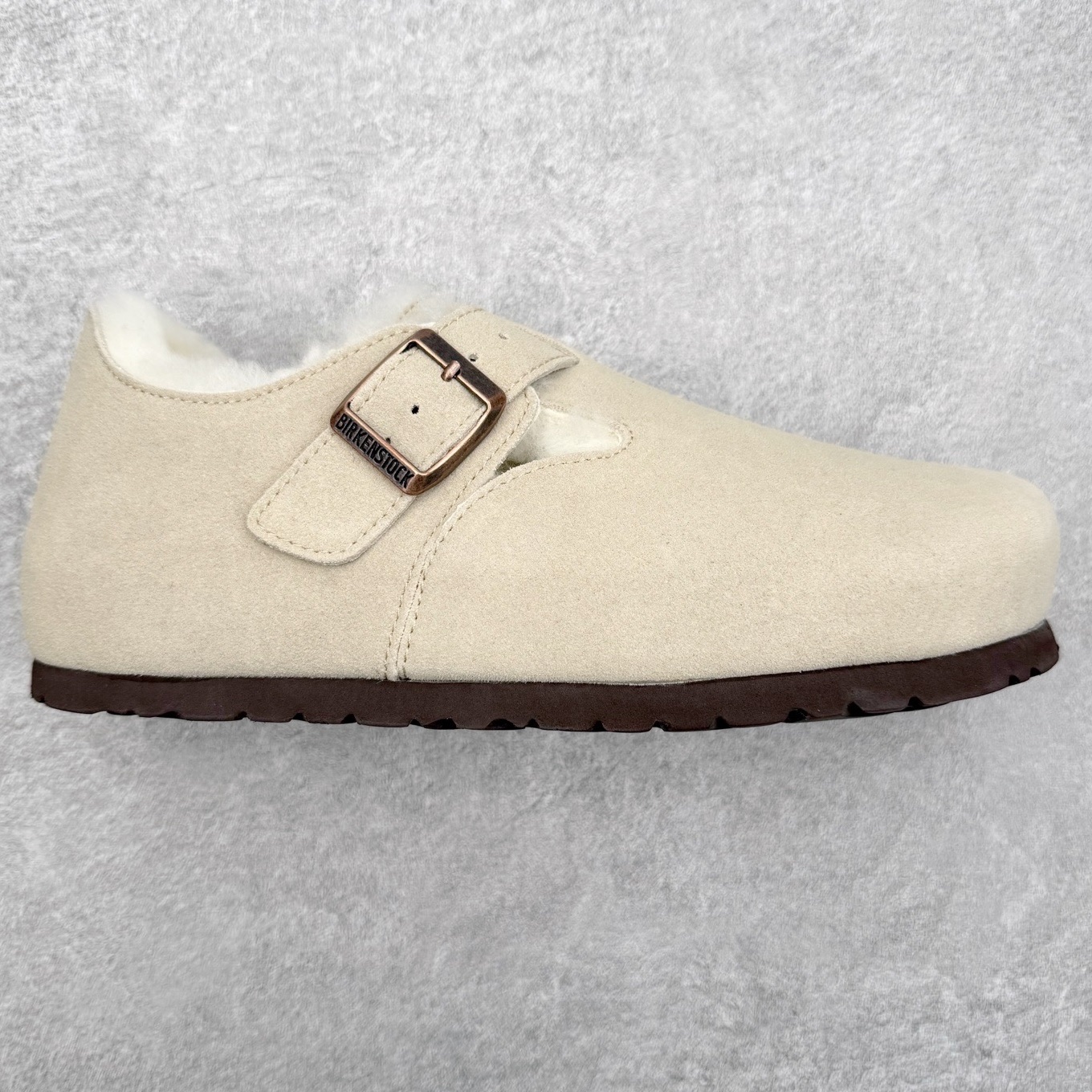 Birkenstock London 系列勃肯皮革绒面双扣时尚休闲平底鞋加绒版 牛皮绒面革质地柔软 搭配可调节鞋扣提升穿着舒适度 人体工学设计分散脚部压力 保护脚踝 软木乳胶鞋床具有一定的收缩性 长时间穿着后能贴合脚型 EVA鞋底回弹性和抗张性力高 具有良好的防震、缓冲性 四季皆宜 柔软的鞋床采用额外的泡沫缓冲层 提供额外的舒适感和全天支撑 全网独家首发 源于德国的严谨工艺 牛巴戎面 中层松木 EVA 三层组合大底 优质牛皮面料五金扣 出口订单 尺码：35-40-选品中心