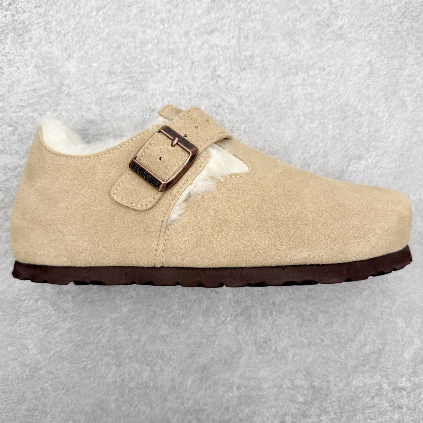 Birkenstock London 系列勃肯皮革绒面双扣时尚休闲平底鞋加绒版 牛皮绒面革质地柔软 搭配可调节鞋扣提升穿着舒适度 人体工学设计分散脚部压力 保护脚踝 软木乳胶鞋床具有一定的收缩性 长时间穿着后能贴合脚型 EVA鞋底回弹性和抗张性力高 具有良好的防震、缓冲性 四季皆宜 柔软的鞋床采用额外的泡沫缓冲层 提供额外的舒适感和全天支撑 全网独家首发 源于德国的严谨工艺 牛巴戎面 中层松木 EVA 三层组合大底 优质牛皮面料五金扣 出口订单 尺码：35-40-选品中心