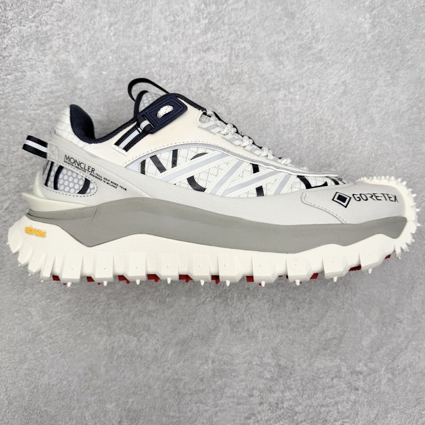 Moncler Trailgrip Gore-Tex 蒙口越野旅行系列低帮厚底轻量户外登山运动鞋 盟可睐MONCLER TRAILGRIP 鞋履新季系列 前卫设计碰撞实用科技 轻盈面料无惧炎热夏季 Trailgrip运动鞋作为盟可睐Moncler的秋冬新作横空出世 融蕴品牌山地基因 运用科技前沿技术 征服野外复杂地形 醒目的胎纹设计搭配弧形橡胶鞋头 确保经久耐穿 为山野探险与都市畅游提供高效防护 Trailgrip 2023春夏系列将在既有的实用性基础之上 推出全新配色 并采用更轻材质 尺码：35 36 37 38 39 40 41 42 43 44 45 46-选品中心