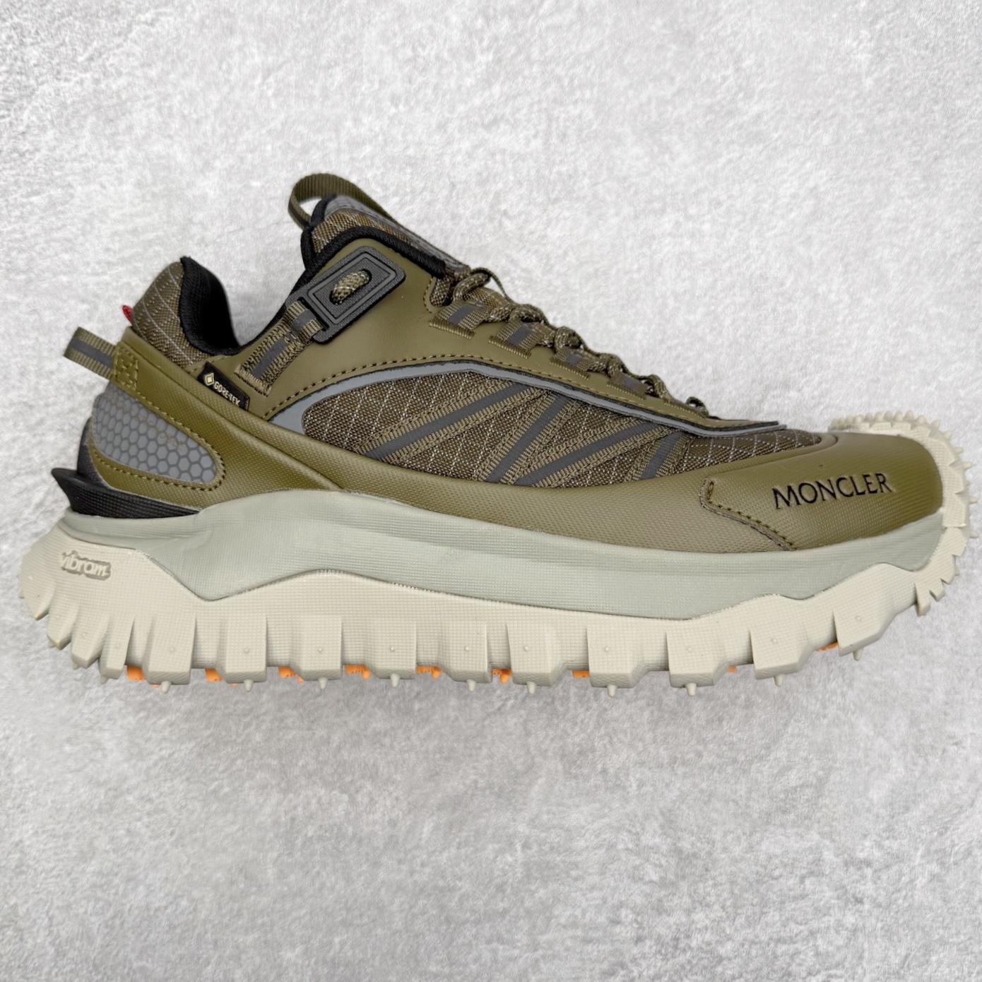 Moncler Trailgrip Gore-Tex 蒙口越野旅行系列低帮厚底轻量户外登山运动鞋 盟可睐MONCLER TRAILGRIP 鞋履新季系列 前卫设计碰撞实用科技 轻盈面料无惧炎热夏季 Trailgrip运动鞋作为盟可睐Moncler的秋冬新作横空出世 融蕴品牌山地基因 运用科技前沿技术 征服野外复杂地形 醒目的胎纹设计搭配弧形橡胶鞋头 确保经久耐穿 为山野探险与都市畅游提供高效防护 Trailgrip 2023春夏系列将在既有的实用性基础之上 推出全新配色 并采用更轻材质 尺码：35 36 37 38 39 40 41 42 43 44 45 46-选品中心