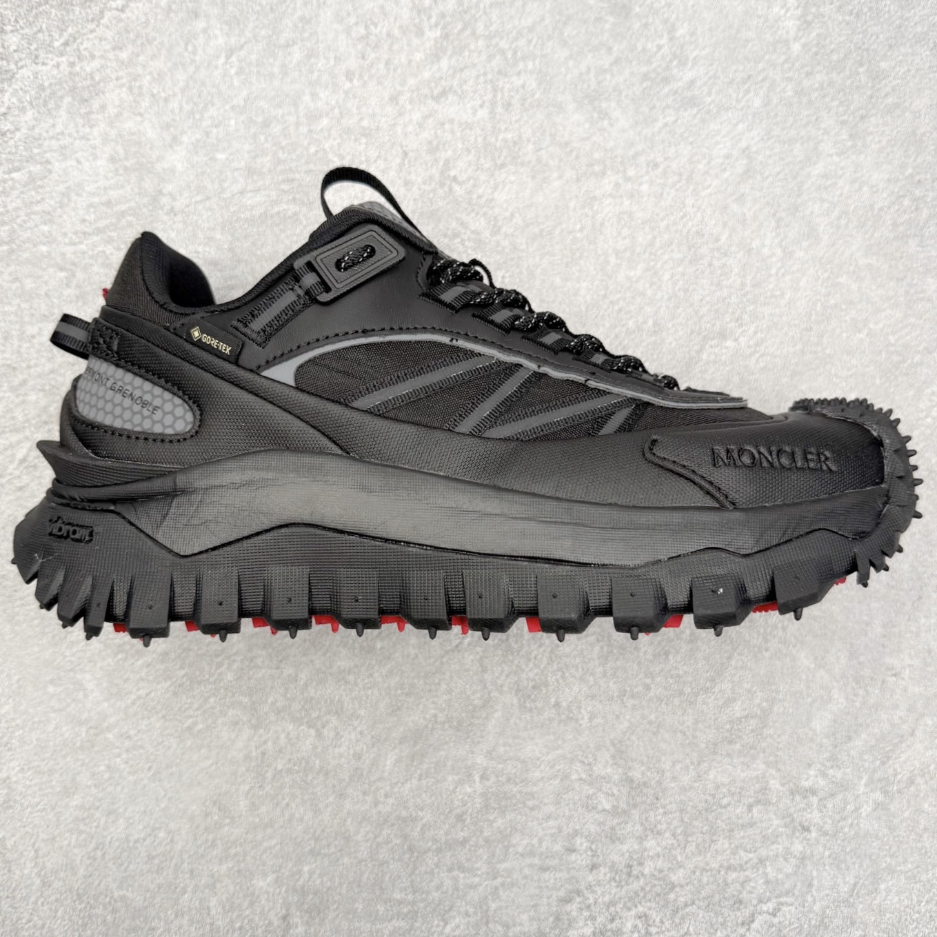 Moncler Trailgrip Gore-Tex 蒙口越野旅行系列低帮厚底轻量户外登山运动鞋 盟可睐MONCLER TRAILGRIP 鞋履新季系列 前卫设计碰撞实用科技 轻盈面料无惧炎热夏季 Trailgrip运动鞋作为盟可睐Moncler的秋冬新作横空出世 融蕴品牌山地基因 运用科技前沿技术 征服野外复杂地形 醒目的胎纹设计搭配弧形橡胶鞋头 确保经久耐穿 为山野探险与都市畅游提供高效防护 Trailgrip 2023春夏系列将在既有的实用性基础之上 推出全新配色 并采用更轻材质 尺码：35 36 37 38 39 40 41 42 43 44 45 46-选品中心