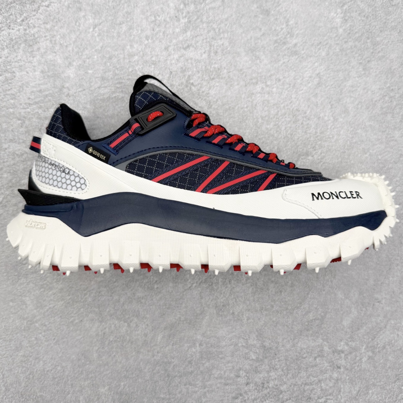 Moncler Trailgrip Gore-Tex 蒙口越野旅行系列低帮厚底轻量户外登山运动鞋 盟可睐MONCLER TRAILGRIP 鞋履新季系列 前卫设计碰撞实用科技 轻盈面料无惧炎热夏季 Trailgrip运动鞋作为盟可睐Moncler的秋冬新作横空出世 融蕴品牌山地基因 运用科技前沿技术 征服野外复杂地形 醒目的胎纹设计搭配弧形橡胶鞋头 确保经久耐穿 为山野探险与都市畅游提供高效防护 Trailgrip 2023春夏系列将在既有的实用性基础之上 推出全新配色 并采用更轻材质 尺码：35 36 37 38 39 40 41 42 43 44 45 46-选品中心