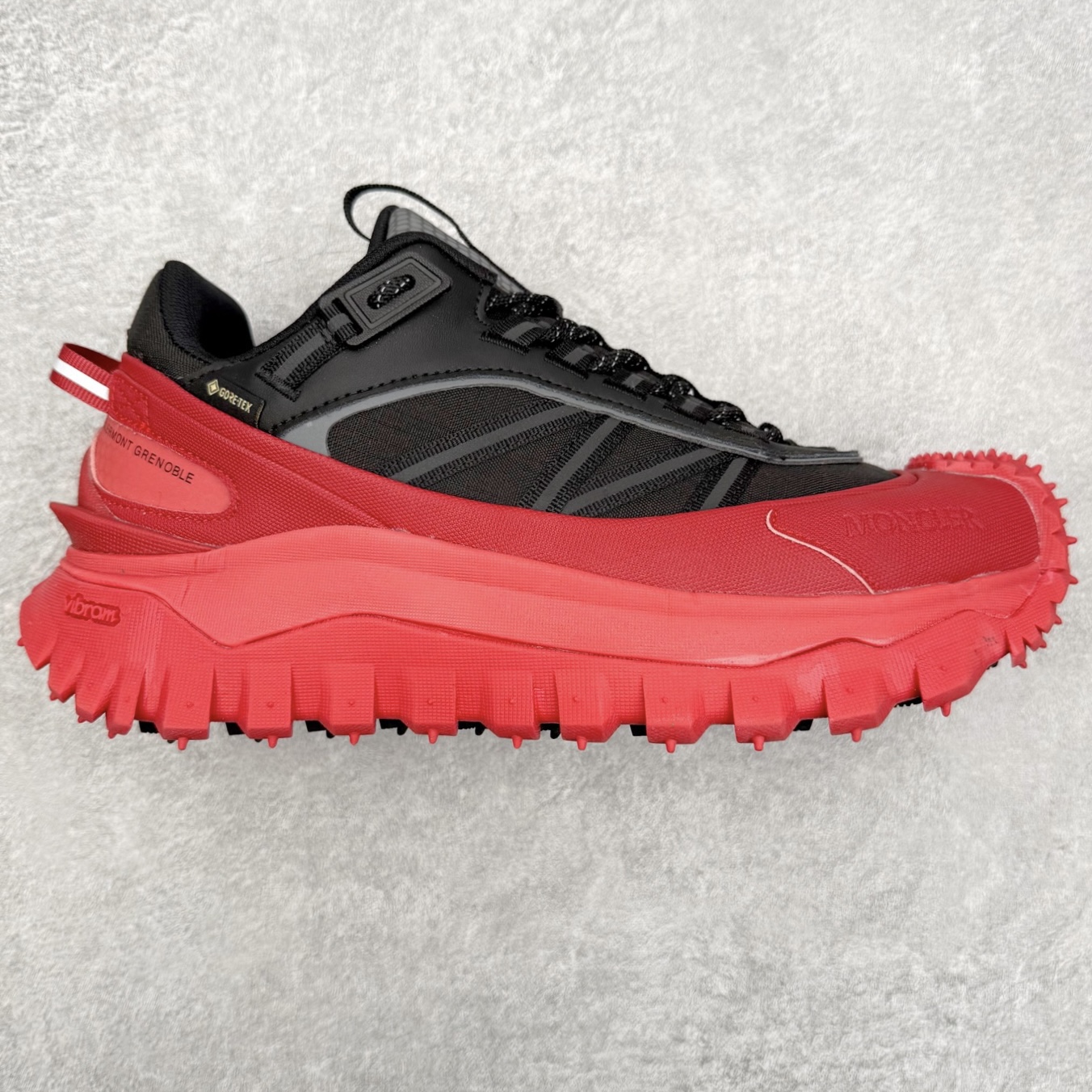 Moncler Trailgrip Gore-Tex 蒙口越野旅行系列低帮厚底轻量户外登山运动鞋 盟可睐MONCLER TRAILGRIP 鞋履新季系列 前卫设计碰撞实用科技 轻盈面料无惧炎热夏季 Trailgrip运动鞋作为盟可睐Moncler的秋冬新作横空出世 融蕴品牌山地基因 运用科技前沿技术 征服野外复杂地形 醒目的胎纹设计搭配弧形橡胶鞋头 确保经久耐穿 为山野探险与都市畅游提供高效防护 Trailgrip 2023春夏系列将在既有的实用性基础之上 推出全新配色 并采用更轻材质 尺码：35 36 37 38 39 40 41 42 43 44 45 46-选品中心