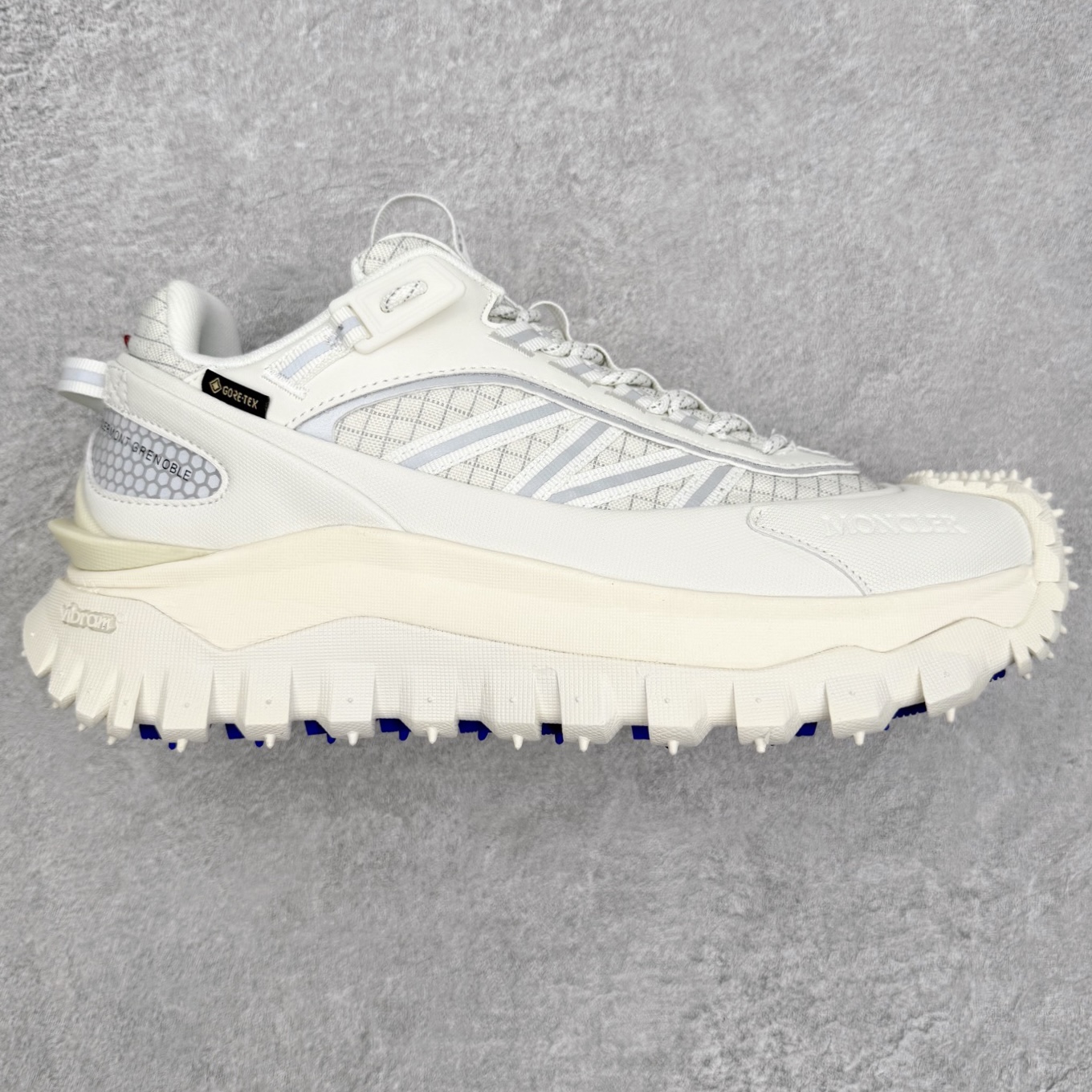 Moncler Trailgrip Gore-Tex 蒙口越野旅行系列低帮厚底轻量户外登山运动鞋 盟可睐MONCLER TRAILGRIP 鞋履新季系列 前卫设计碰撞实用科技 轻盈面料无惧炎热夏季 Trailgrip运动鞋作为盟可睐Moncler的秋冬新作横空出世 融蕴品牌山地基因 运用科技前沿技术 征服野外复杂地形 醒目的胎纹设计搭配弧形橡胶鞋头 确保经久耐穿 为山野探险与都市畅游提供高效防护 Trailgrip 2023春夏系列将在既有的实用性基础之上 推出全新配色 并采用更轻材质 尺码：35 36 37 38 39 40 41 42 43 44 45 46-选品中心