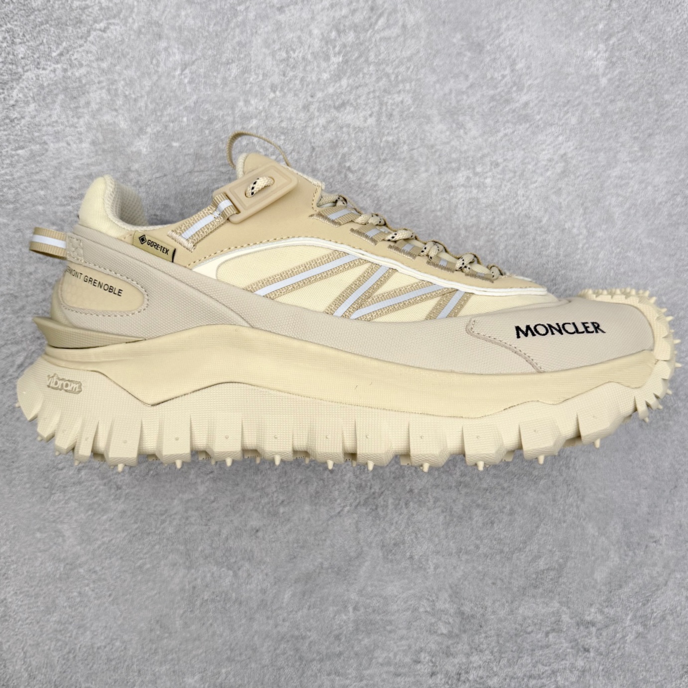 Moncler Trailgrip Gore-Tex 蒙口越野旅行系列低帮厚底轻量户外登山运动鞋 盟可睐MONCLER TRAILGRIP 鞋履新季系列 前卫设计碰撞实用科技 轻盈面料无惧炎热夏季 Trailgrip运动鞋作为盟可睐Moncler的秋冬新作横空出世 融蕴品牌山地基因 运用科技前沿技术 征服野外复杂地形 醒目的胎纹设计搭配弧形橡胶鞋头 确保经久耐穿 为山野探险与都市畅游提供高效防护 Trailgrip 2023春夏系列将在既有的实用性基础之上 推出全新配色 并采用更轻材质 尺码：35 36 37 38 39 40 41 42 43 44 45 46-选品中心