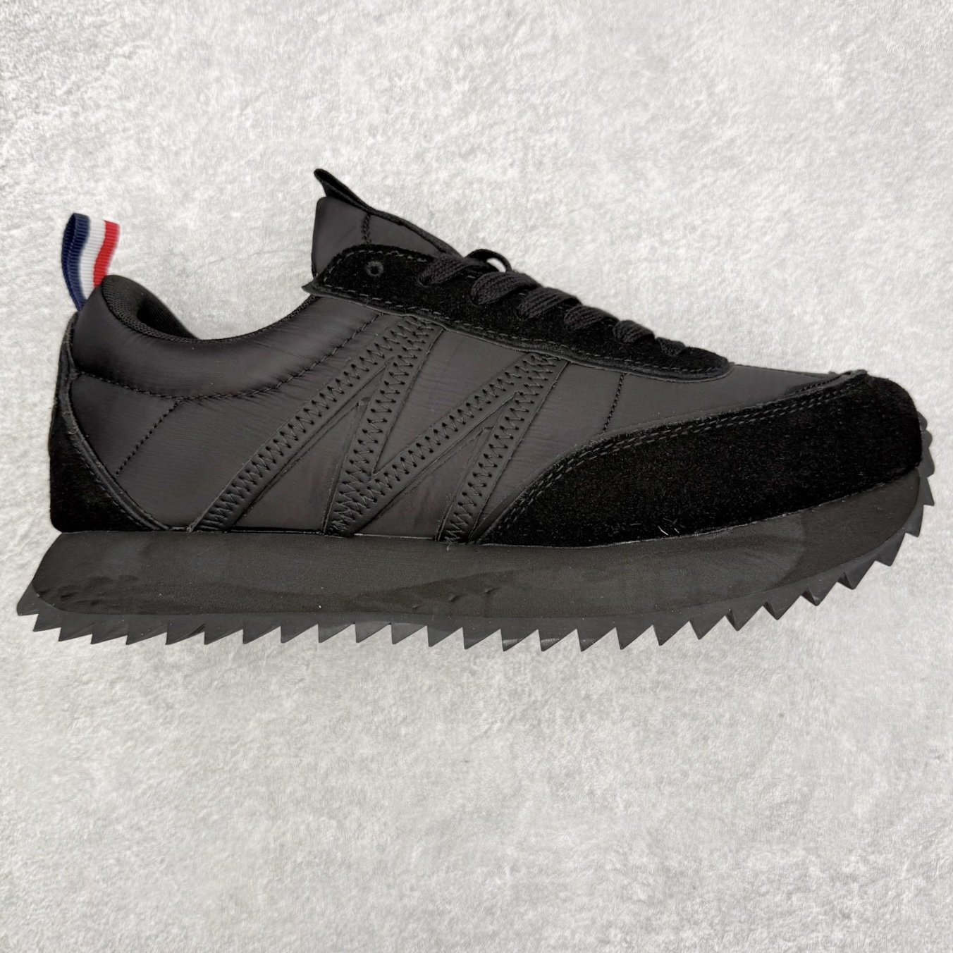 Moncler盟可睐 Pacey 麂皮圆头厚底低帮生活休闲鞋 盟可睐MONCLER TRAILGRIP 鞋履新季系列 前卫设计碰撞实用科技 轻盈面料无惧炎热夏季 Trailgrip运动鞋作为盟可睐Moncler的秋冬新作横空出世 融蕴品牌山地基因 运用科技前沿技术 征服野外复杂地形 醒目的胎纹设计搭配弧形橡胶鞋头 确保经久耐穿 为山野探险与都市畅游提供高效防护 Trailgrip 2023春夏系列将在既有的实用性基础之上 推出全新配色 并采用更轻材质 尺码：35 36 37 38 39 40 41 42 43 44 45 46-选品中心