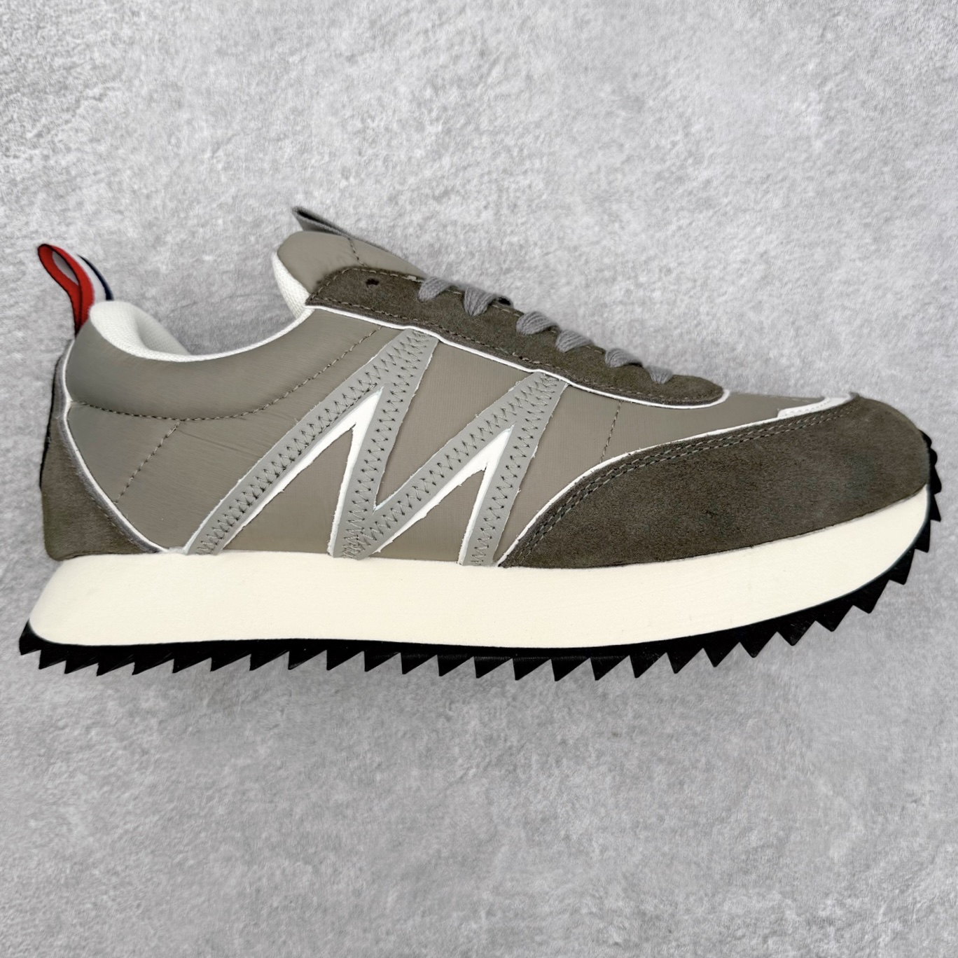 Moncler盟可睐 Pacey 麂皮圆头厚底低帮生活休闲鞋 盟可睐MONCLER TRAILGRIP 鞋履新季系列 前卫设计碰撞实用科技 轻盈面料无惧炎热夏季 Trailgrip运动鞋作为盟可睐Moncler的秋冬新作横空出世 融蕴品牌山地基因 运用科技前沿技术 征服野外复杂地形 醒目的胎纹设计搭配弧形橡胶鞋头 确保经久耐穿 为山野探险与都市畅游提供高效防护 Trailgrip 2023春夏系列将在既有的实用性基础之上 推出全新配色 并采用更轻材质 尺码：35 36 37 38 39 40 41 42 43 44 45 46-选品中心