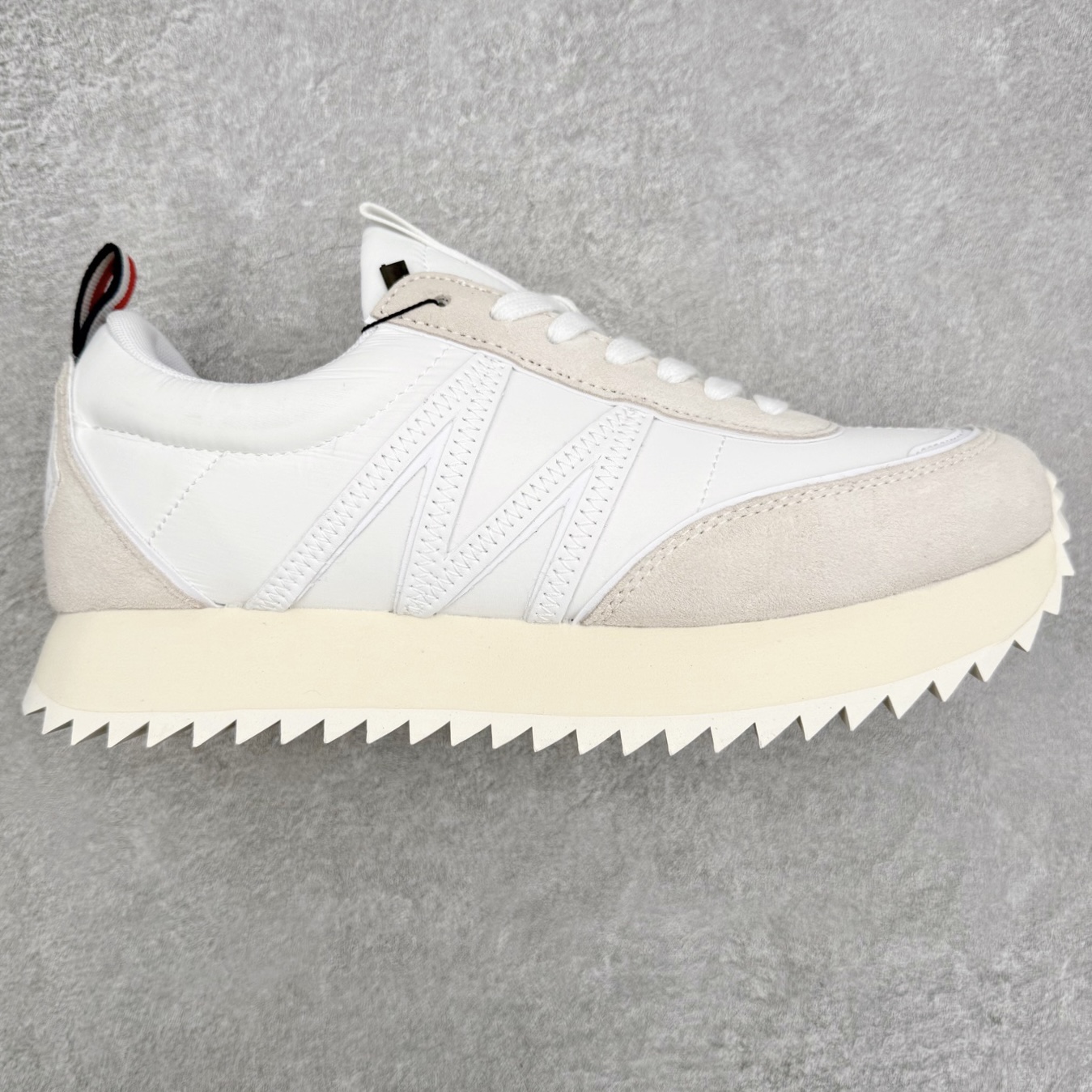 Moncler盟可睐 Pacey 麂皮圆头厚底低帮生活休闲鞋 盟可睐MONCLER TRAILGRIP 鞋履新季系列 前卫设计碰撞实用科技 轻盈面料无惧炎热夏季 Trailgrip运动鞋作为盟可睐Moncler的秋冬新作横空出世 融蕴品牌山地基因 运用科技前沿技术 征服野外复杂地形 醒目的胎纹设计搭配弧形橡胶鞋头 确保经久耐穿 为山野探险与都市畅游提供高效防护 Trailgrip 2023春夏系列将在既有的实用性基础之上 推出全新配色 并采用更轻材质 尺码：35 36 37 38 39 40 41 42 43 44 45 46-选品中心