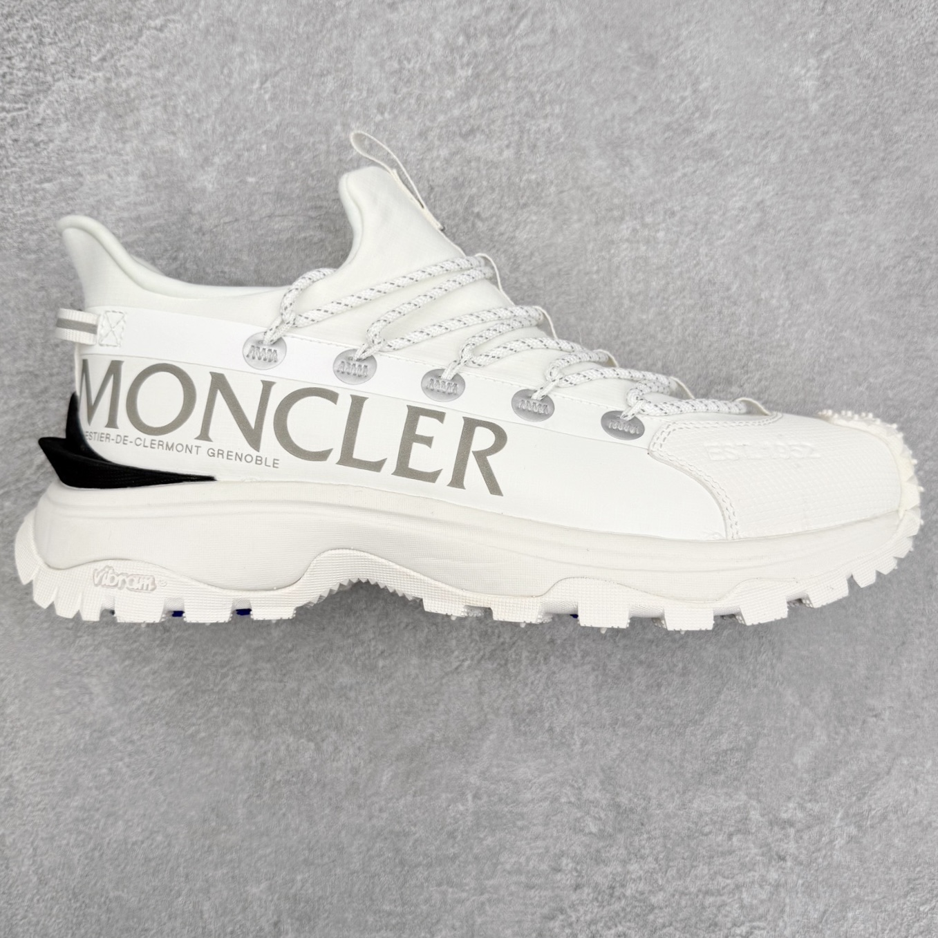 Moncler Grenoble Trailgrip Lite2 圆头系带低帮生活休闲鞋 盟可睐MONCLER TRAILGRIP 鞋履新季系列 前卫设计碰撞实用科技 轻盈面料无惧炎热夏季 Trailgrip运动鞋作为盟可睐Moncler的秋冬新作横空出世 融蕴品牌山地基因 运用科技前沿技术 征服野外复杂地形 醒目的胎纹设计搭配弧形橡胶鞋头 确保经久耐穿 为山野探险与都市畅游提供高效防护 Trailgrip 2023春夏系列将在既有的实用性基础之上 推出全新配色 并采用更轻材质 尺码：35 36 37 38 39 40 41 42 43 44 45 46-选品中心