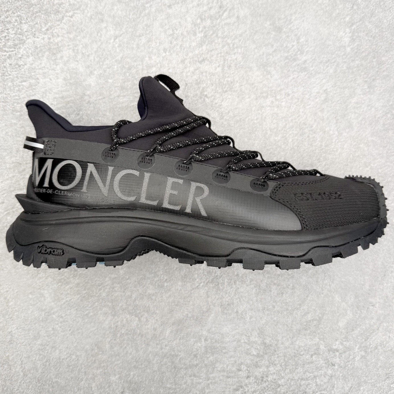 Moncler Grenoble Trailgrip Lite2 圆头系带低帮生活休闲鞋 盟可睐MONCLER TRAILGRIP 鞋履新季系列 前卫设计碰撞实用科技 轻盈面料无惧炎热夏季 Trailgrip运动鞋作为盟可睐Moncler的秋冬新作横空出世 融蕴品牌山地基因 运用科技前沿技术 征服野外复杂地形 醒目的胎纹设计搭配弧形橡胶鞋头 确保经久耐穿 为山野探险与都市畅游提供高效防护 Trailgrip 2023春夏系列将在既有的实用性基础之上 推出全新配色 并采用更轻材质 尺码：35 36 37 38 39 40 41 42 43 44 45 46-选品中心