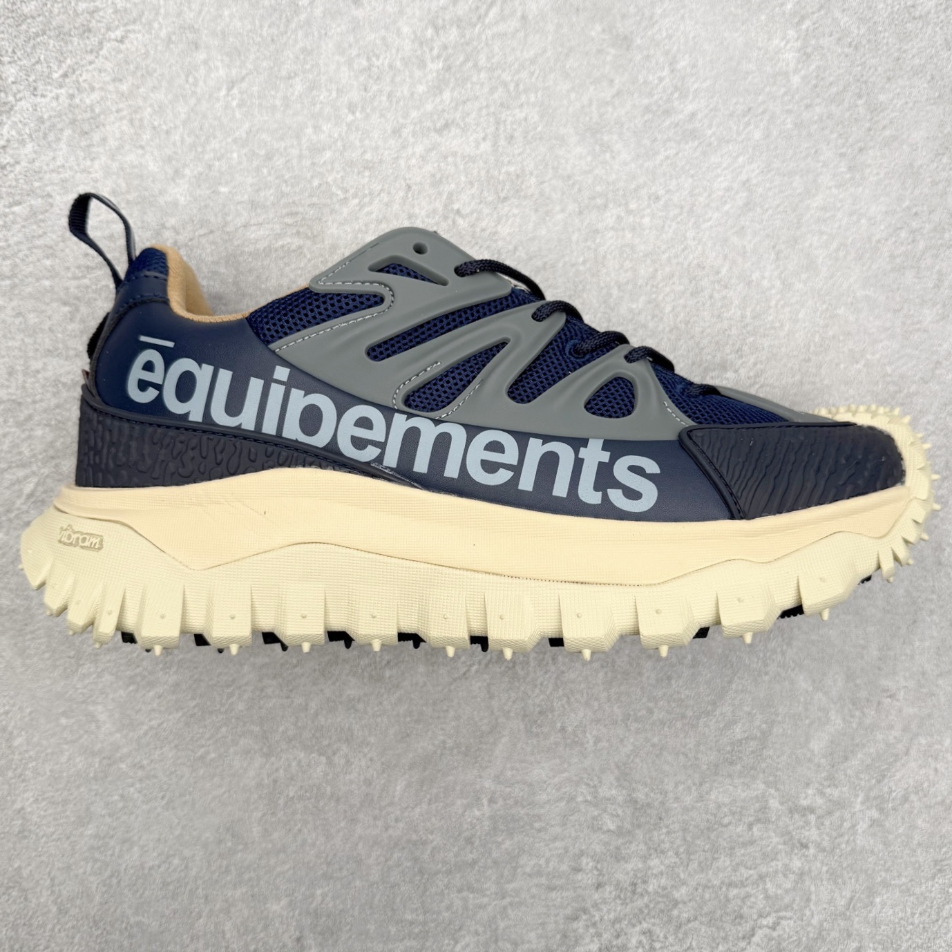 Moncler Trailgrip Gore-Tex 蒙口越野旅行系列低帮厚底轻量户外登山运动鞋 盟可睐MONCLER TRAILGRIP 鞋履新季系列 前卫设计碰撞实用科技 轻盈面料无惧炎热夏季 Trailgrip运动鞋作为盟可睐Moncler的秋冬新作横空出世 融蕴品牌山地基因 运用科技前沿技术 征服野外复杂地形 醒目的胎纹设计搭配弧形橡胶鞋头 确保经久耐穿 为山野探险与都市畅游提供高效防护 Trailgrip 2023春夏系列将在既有的实用性基础之上 推出全新配色 并采用更轻材质 尺码：35 36 37 38 39 40 41 42 43 44 45 46-选品中心