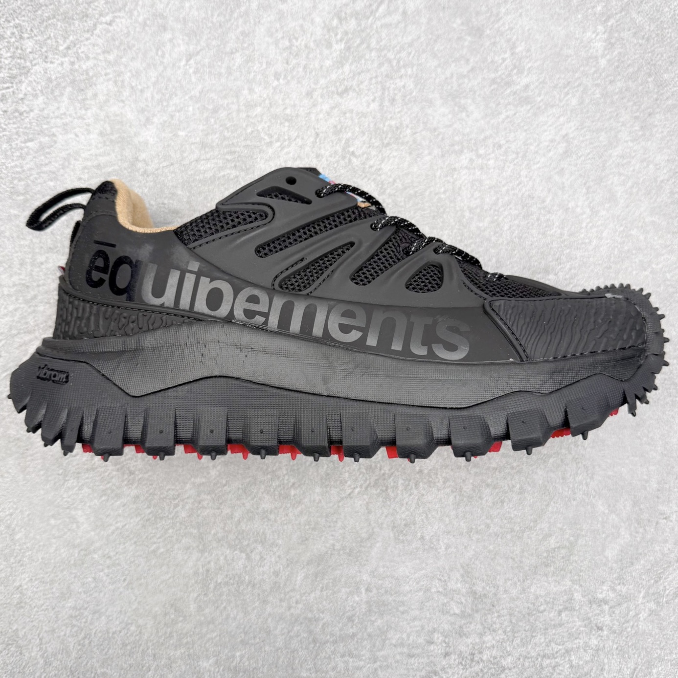 Moncler Trailgrip Gore-Tex 蒙口越野旅行系列低帮厚底轻量户外登山运动鞋 盟可睐MONCLER TRAILGRIP 鞋履新季系列 前卫设计碰撞实用科技 轻盈面料无惧炎热夏季 Trailgrip运动鞋作为盟可睐Moncler的秋冬新作横空出世 融蕴品牌山地基因 运用科技前沿技术 征服野外复杂地形 醒目的胎纹设计搭配弧形橡胶鞋头 确保经久耐穿 为山野探险与都市畅游提供高效防护 Trailgrip 2023春夏系列将在既有的实用性基础之上 推出全新配色 并采用更轻材质 尺码：35 36 37 38 39 40 41 42 43 44 45 46-选品中心