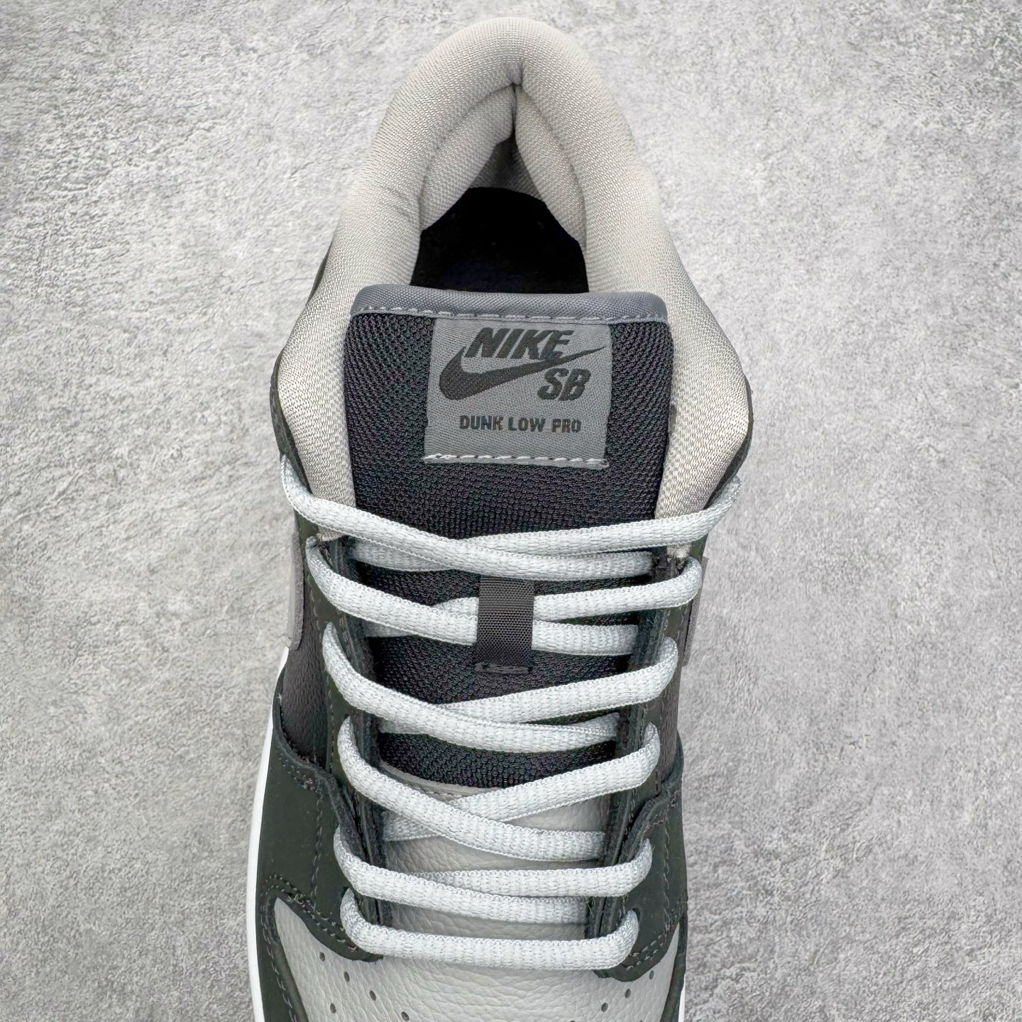 图片[5]-＃YC纯原 NK SB Dunk Low J-Pack \\\”Shadow\\\” 影子灰 货号：BQ6817-007 实力大厂出品 新配色陆续开发 利润个位数只为口碑 全套原纸板楦头开发 确保原汁原味 完美呈现DUNK版型 一比一鞋头弧度高度鞋身弧度 此版本只针对中端市场 皮料材质有所更替 其他数据细节工艺流程均保持一致 绝不口嗨 细节品控鞋型随意对比 独家私模官方第六代原厂航空铝磨具打磨大底 鞋头坡度极致还原 无解鞋型 原盒原配 圈内天花板工艺 原厂玻璃冲刀 超高清洁度 全鞋零毛边皮料切割 原厂中底布点胶 中底布拉帮走线遵循公司 尺码：36 36.5 37.5 38 38.5 39 40 40.5 41 42 42.5 43 44 44.5 45 46-选品中心