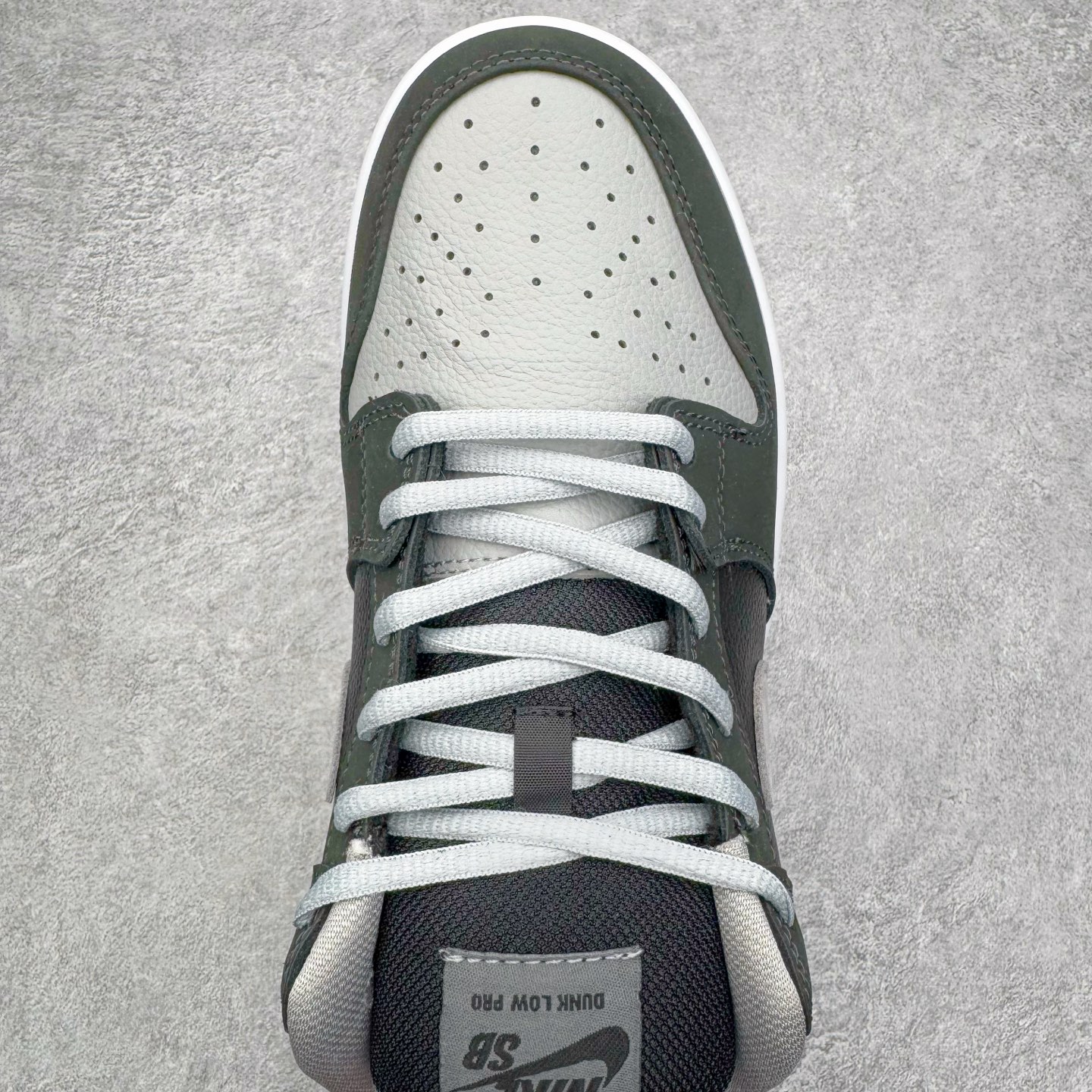 图片[4]-＃YC纯原 NK SB Dunk Low J-Pack \\\”Shadow\\\” 影子灰 货号：BQ6817-007 实力大厂出品 新配色陆续开发 利润个位数只为口碑 全套原纸板楦头开发 确保原汁原味 完美呈现DUNK版型 一比一鞋头弧度高度鞋身弧度 此版本只针对中端市场 皮料材质有所更替 其他数据细节工艺流程均保持一致 绝不口嗨 细节品控鞋型随意对比 独家私模官方第六代原厂航空铝磨具打磨大底 鞋头坡度极致还原 无解鞋型 原盒原配 圈内天花板工艺 原厂玻璃冲刀 超高清洁度 全鞋零毛边皮料切割 原厂中底布点胶 中底布拉帮走线遵循公司 尺码：36 36.5 37.5 38 38.5 39 40 40.5 41 42 42.5 43 44 44.5 45 46-选品中心