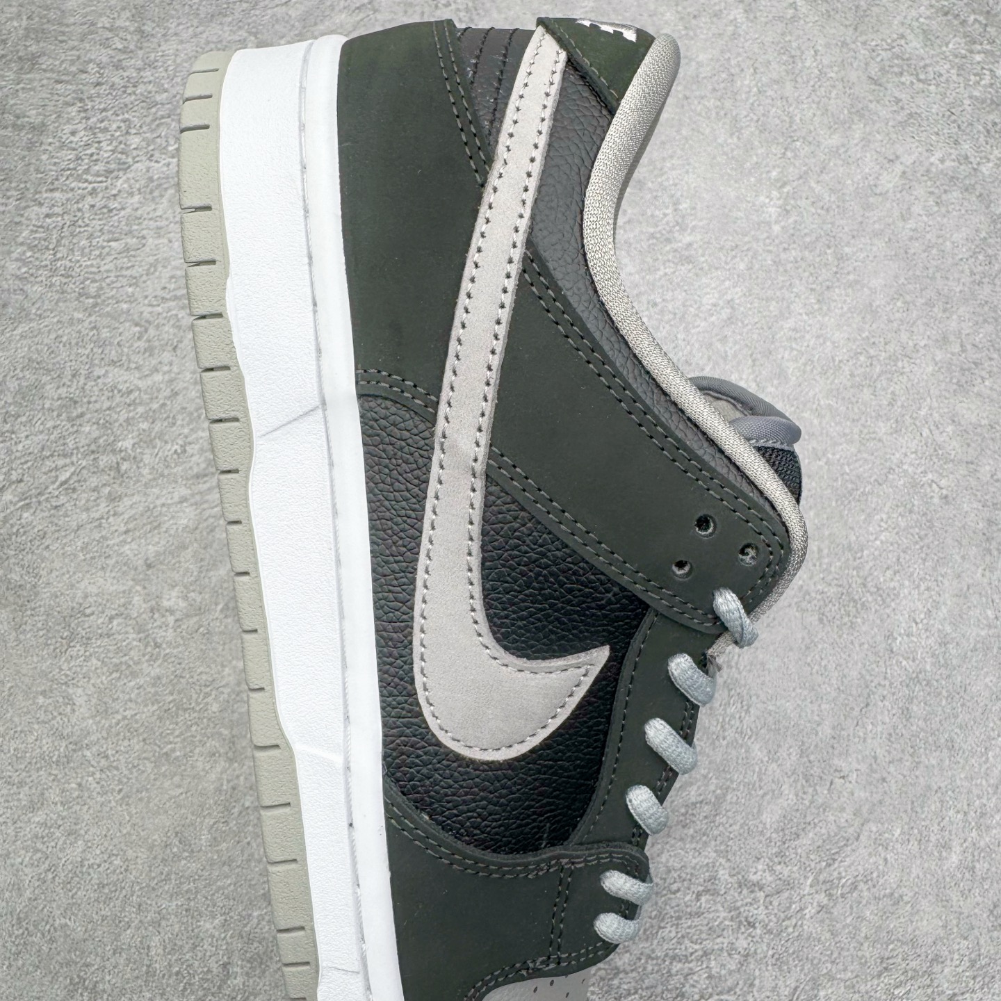 图片[6]-＃YC纯原 NK SB Dunk Low J-Pack \\\”Shadow\\\” 影子灰 货号：BQ6817-007 实力大厂出品 新配色陆续开发 利润个位数只为口碑 全套原纸板楦头开发 确保原汁原味 完美呈现DUNK版型 一比一鞋头弧度高度鞋身弧度 此版本只针对中端市场 皮料材质有所更替 其他数据细节工艺流程均保持一致 绝不口嗨 细节品控鞋型随意对比 独家私模官方第六代原厂航空铝磨具打磨大底 鞋头坡度极致还原 无解鞋型 原盒原配 圈内天花板工艺 原厂玻璃冲刀 超高清洁度 全鞋零毛边皮料切割 原厂中底布点胶 中底布拉帮走线遵循公司 尺码：36 36.5 37.5 38 38.5 39 40 40.5 41 42 42.5 43 44 44.5 45 46-选品中心