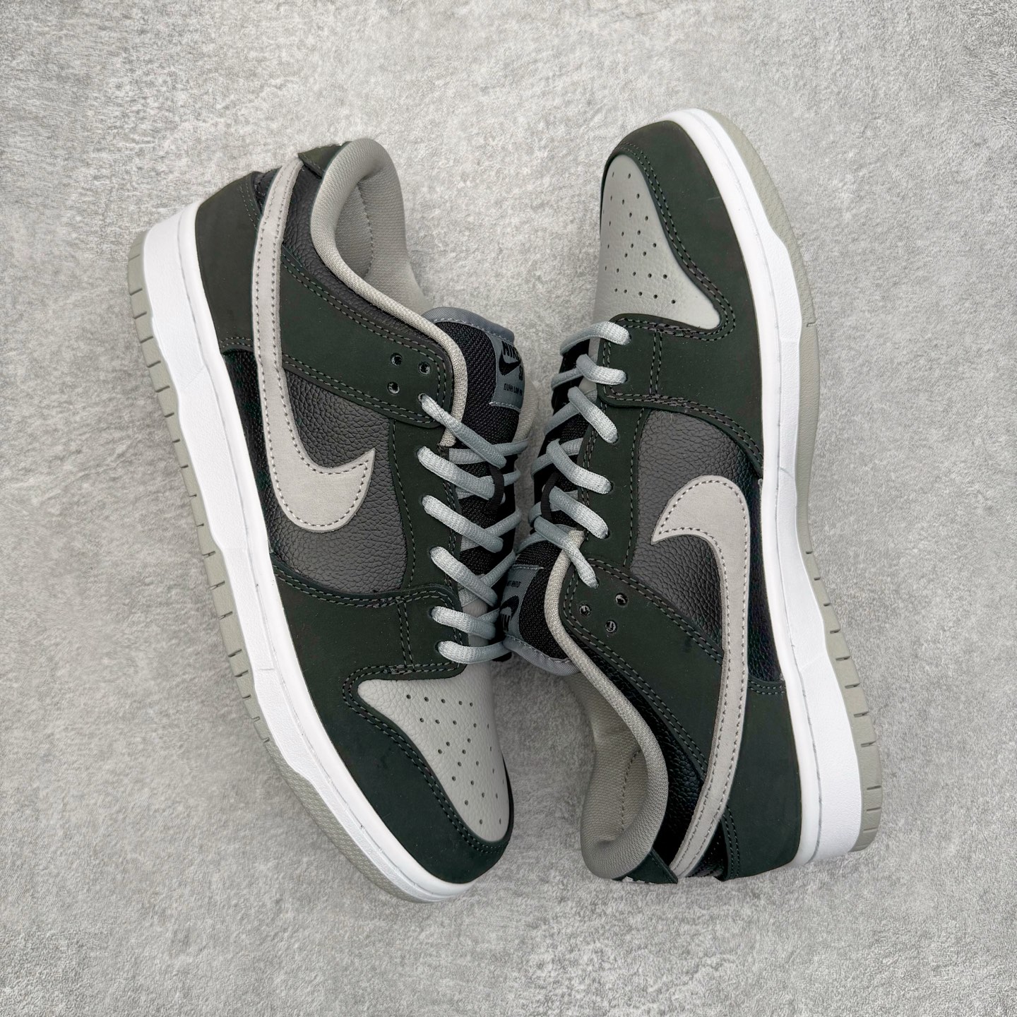 图片[3]-＃YC纯原 NK SB Dunk Low J-Pack \\\”Shadow\\\” 影子灰 货号：BQ6817-007 实力大厂出品 新配色陆续开发 利润个位数只为口碑 全套原纸板楦头开发 确保原汁原味 完美呈现DUNK版型 一比一鞋头弧度高度鞋身弧度 此版本只针对中端市场 皮料材质有所更替 其他数据细节工艺流程均保持一致 绝不口嗨 细节品控鞋型随意对比 独家私模官方第六代原厂航空铝磨具打磨大底 鞋头坡度极致还原 无解鞋型 原盒原配 圈内天花板工艺 原厂玻璃冲刀 超高清洁度 全鞋零毛边皮料切割 原厂中底布点胶 中底布拉帮走线遵循公司 尺码：36 36.5 37.5 38 38.5 39 40 40.5 41 42 42.5 43 44 44.5 45 46-选品中心