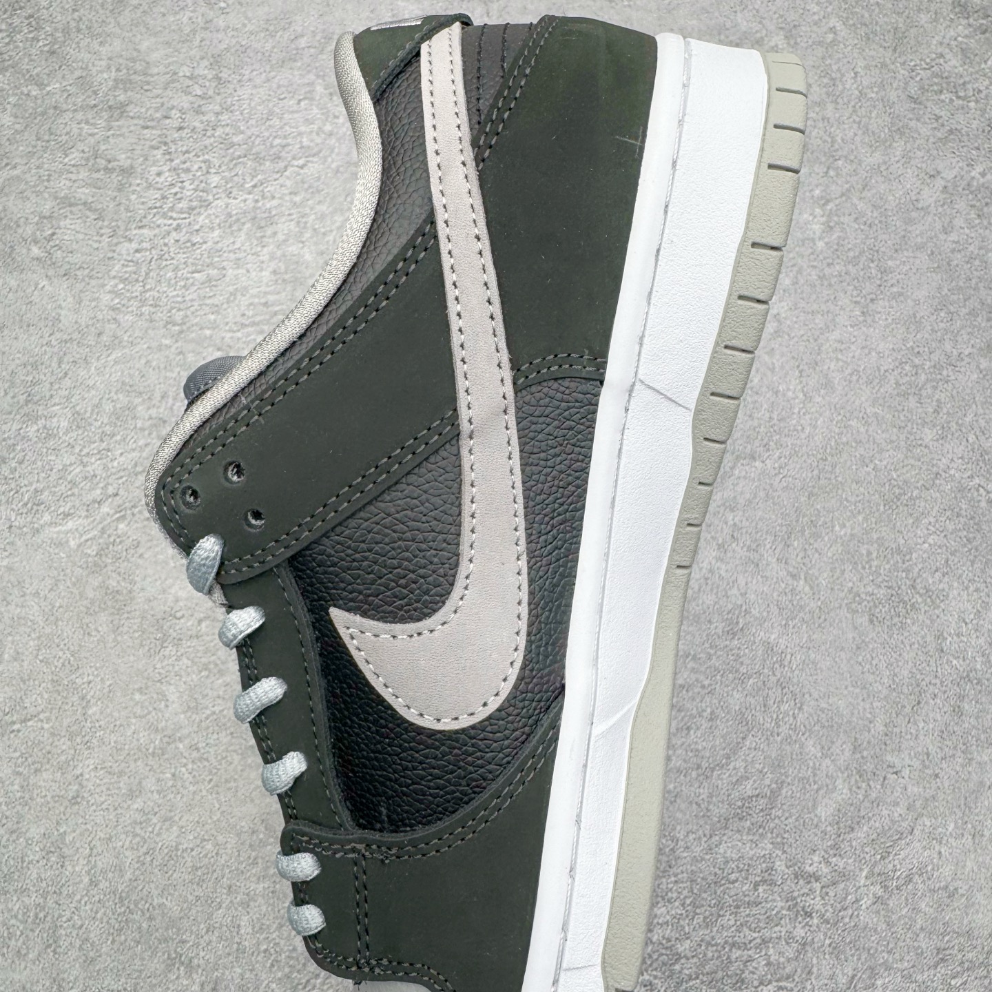 图片[7]-＃YC纯原 NK SB Dunk Low J-Pack \\\”Shadow\\\” 影子灰 货号：BQ6817-007 实力大厂出品 新配色陆续开发 利润个位数只为口碑 全套原纸板楦头开发 确保原汁原味 完美呈现DUNK版型 一比一鞋头弧度高度鞋身弧度 此版本只针对中端市场 皮料材质有所更替 其他数据细节工艺流程均保持一致 绝不口嗨 细节品控鞋型随意对比 独家私模官方第六代原厂航空铝磨具打磨大底 鞋头坡度极致还原 无解鞋型 原盒原配 圈内天花板工艺 原厂玻璃冲刀 超高清洁度 全鞋零毛边皮料切割 原厂中底布点胶 中底布拉帮走线遵循公司 尺码：36 36.5 37.5 38 38.5 39 40 40.5 41 42 42.5 43 44 44.5 45 46-选品中心