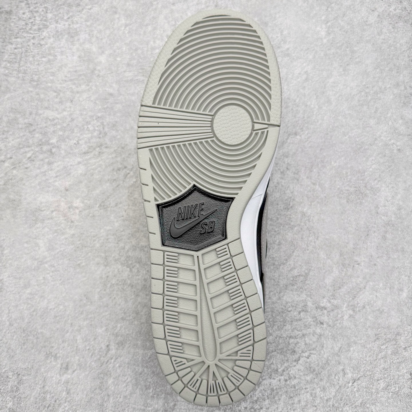 图片[9]-＃YC纯原 NK SB Dunk Low J-Pack \\\”Shadow\\\” 影子灰 货号：BQ6817-007 实力大厂出品 新配色陆续开发 利润个位数只为口碑 全套原纸板楦头开发 确保原汁原味 完美呈现DUNK版型 一比一鞋头弧度高度鞋身弧度 此版本只针对中端市场 皮料材质有所更替 其他数据细节工艺流程均保持一致 绝不口嗨 细节品控鞋型随意对比 独家私模官方第六代原厂航空铝磨具打磨大底 鞋头坡度极致还原 无解鞋型 原盒原配 圈内天花板工艺 原厂玻璃冲刀 超高清洁度 全鞋零毛边皮料切割 原厂中底布点胶 中底布拉帮走线遵循公司 尺码：36 36.5 37.5 38 38.5 39 40 40.5 41 42 42.5 43 44 44.5 45 46-选品中心