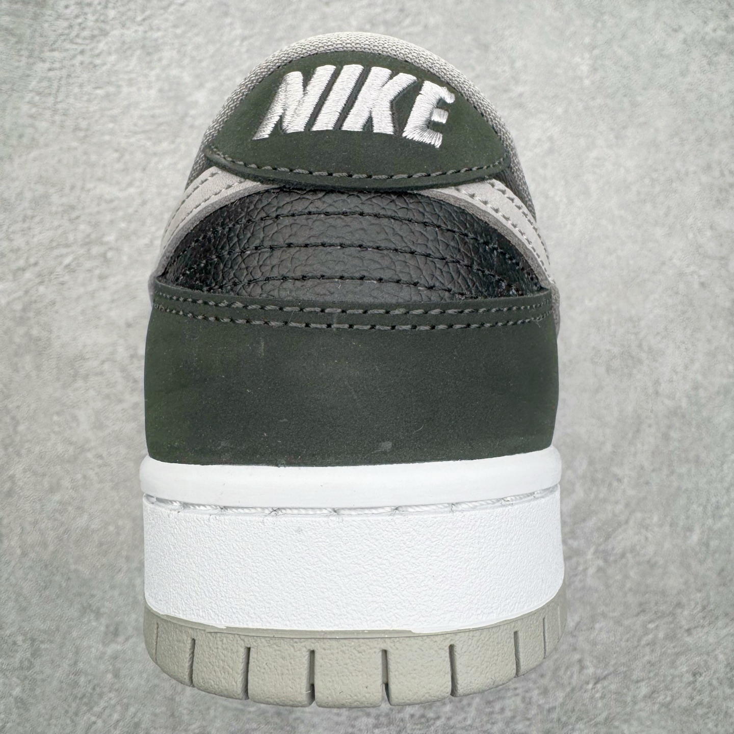 图片[8]-＃YC纯原 NK SB Dunk Low J-Pack \\\”Shadow\\\” 影子灰 货号：BQ6817-007 实力大厂出品 新配色陆续开发 利润个位数只为口碑 全套原纸板楦头开发 确保原汁原味 完美呈现DUNK版型 一比一鞋头弧度高度鞋身弧度 此版本只针对中端市场 皮料材质有所更替 其他数据细节工艺流程均保持一致 绝不口嗨 细节品控鞋型随意对比 独家私模官方第六代原厂航空铝磨具打磨大底 鞋头坡度极致还原 无解鞋型 原盒原配 圈内天花板工艺 原厂玻璃冲刀 超高清洁度 全鞋零毛边皮料切割 原厂中底布点胶 中底布拉帮走线遵循公司 尺码：36 36.5 37.5 38 38.5 39 40 40.5 41 42 42.5 43 44 44.5 45 46-选品中心