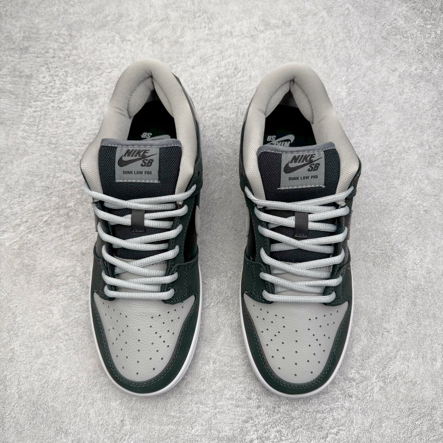 图片[2]-＃YC纯原 NK SB Dunk Low J-Pack \\\”Shadow\\\” 影子灰 货号：BQ6817-007 实力大厂出品 新配色陆续开发 利润个位数只为口碑 全套原纸板楦头开发 确保原汁原味 完美呈现DUNK版型 一比一鞋头弧度高度鞋身弧度 此版本只针对中端市场 皮料材质有所更替 其他数据细节工艺流程均保持一致 绝不口嗨 细节品控鞋型随意对比 独家私模官方第六代原厂航空铝磨具打磨大底 鞋头坡度极致还原 无解鞋型 原盒原配 圈内天花板工艺 原厂玻璃冲刀 超高清洁度 全鞋零毛边皮料切割 原厂中底布点胶 中底布拉帮走线遵循公司 尺码：36 36.5 37.5 38 38.5 39 40 40.5 41 42 42.5 43 44 44.5 45 46-选品中心