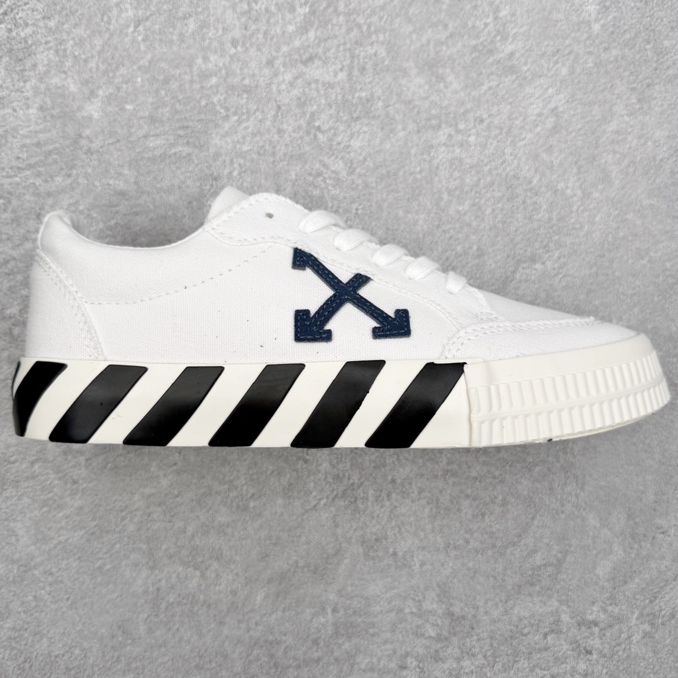 OFF-WHITE OW舒适百搭防滑耐磨低帮板鞋 Off-White由才华横溢的Virgil Abloh于2013年创立。这位美国设计师既是建筑系硕士生，也是一名DJ，更是著名的Kanye West的创意总监。他以都市奢华风格惊艳了众人，并且“以典雅方法演绎当代风尚”，设计出一件又一件备受追捧的作品。Off-White别具特色的卫衣、腰带、夹克、T恤等单品俨然已成为了时尚的代名词。前卫潮流的设计、充满趣味的细节以及别出心裁的剪裁使Off-White传达出浓厚的时尚气质，是打造摩登造型不容忽视的品牌。实拍调校N版已经零色差零失真 百分百还原实物色彩所见即所得 不存在货不对板色差等低级问题 选购参考实物拍摄 不混卖不参货 只用心做好货严格选品 承诺混一赔十 尺码：36 36.5 37.5 38 38.5 39 40 40.5 41 42 42.5 43 44 44.5 45 46 47-选品中心