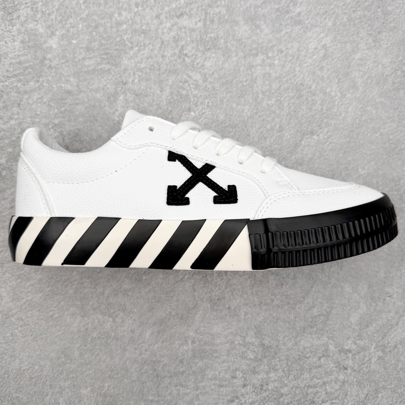 OFF-WHITE OW舒适百搭防滑耐磨低帮板鞋 Off-White由才华横溢的Virgil Abloh于2013年创立。这位美国设计师既是建筑系硕士生，也是一名DJ，更是著名的Kanye West的创意总监。他以都市奢华风格惊艳了众人，并且“以典雅方法演绎当代风尚”，设计出一件又一件备受追捧的作品。Off-White别具特色的卫衣、腰带、夹克、T恤等单品俨然已成为了时尚的代名词。前卫潮流的设计、充满趣味的细节以及别出心裁的剪裁使Off-White传达出浓厚的时尚气质，是打造摩登造型不容忽视的品牌。实拍调校N版已经零色差零失真 百分百还原实物色彩所见即所得 不存在货不对板色差等低级问题 选购参考实物拍摄 不混卖不参货 只用心做好货严格选品 承诺混一赔十 尺码：36 36.5 37.5 38 38.5 39 40 40.5 41 42 42.5 43 44 44.5 45 46 47-选品中心