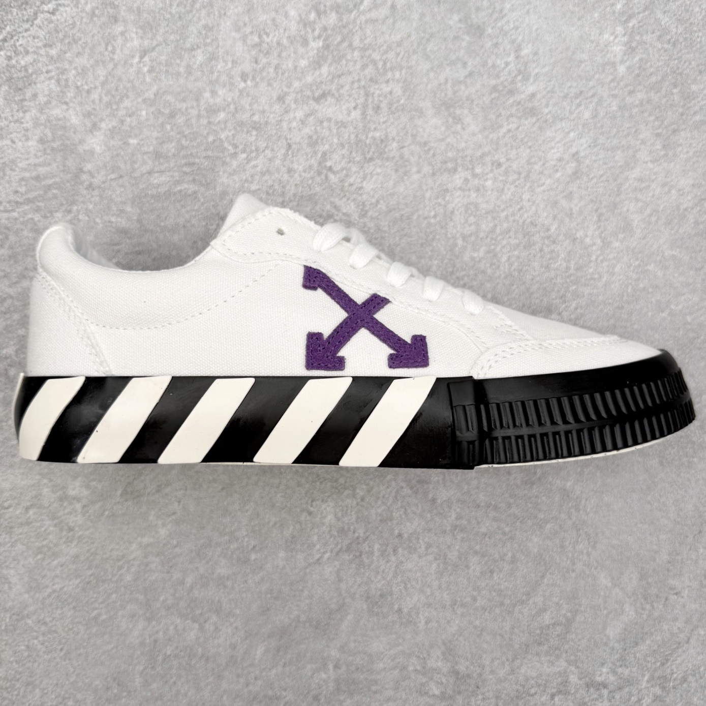 OFF-WHITE OW舒适百搭防滑耐磨低帮板鞋 Off-White由才华横溢的Virgil Abloh于2013年创立。这位美国设计师既是建筑系硕士生，也是一名DJ，更是著名的Kanye West的创意总监。他以都市奢华风格惊艳了众人，并且“以典雅方法演绎当代风尚”，设计出一件又一件备受追捧的作品。Off-White别具特色的卫衣、腰带、夹克、T恤等单品俨然已成为了时尚的代名词。前卫潮流的设计、充满趣味的细节以及别出心裁的剪裁使Off-White传达出浓厚的时尚气质，是打造摩登造型不容忽视的品牌。实拍调校N版已经零色差零失真 百分百还原实物色彩所见即所得 不存在货不对板色差等低级问题 选购参考实物拍摄 不混卖不参货 只用心做好货严格选品 承诺混一赔十 尺码：36 36.5 37.5 38 38.5 39 40 40.5 41 42 42.5 43 44 44.5 45 46 47-选品中心