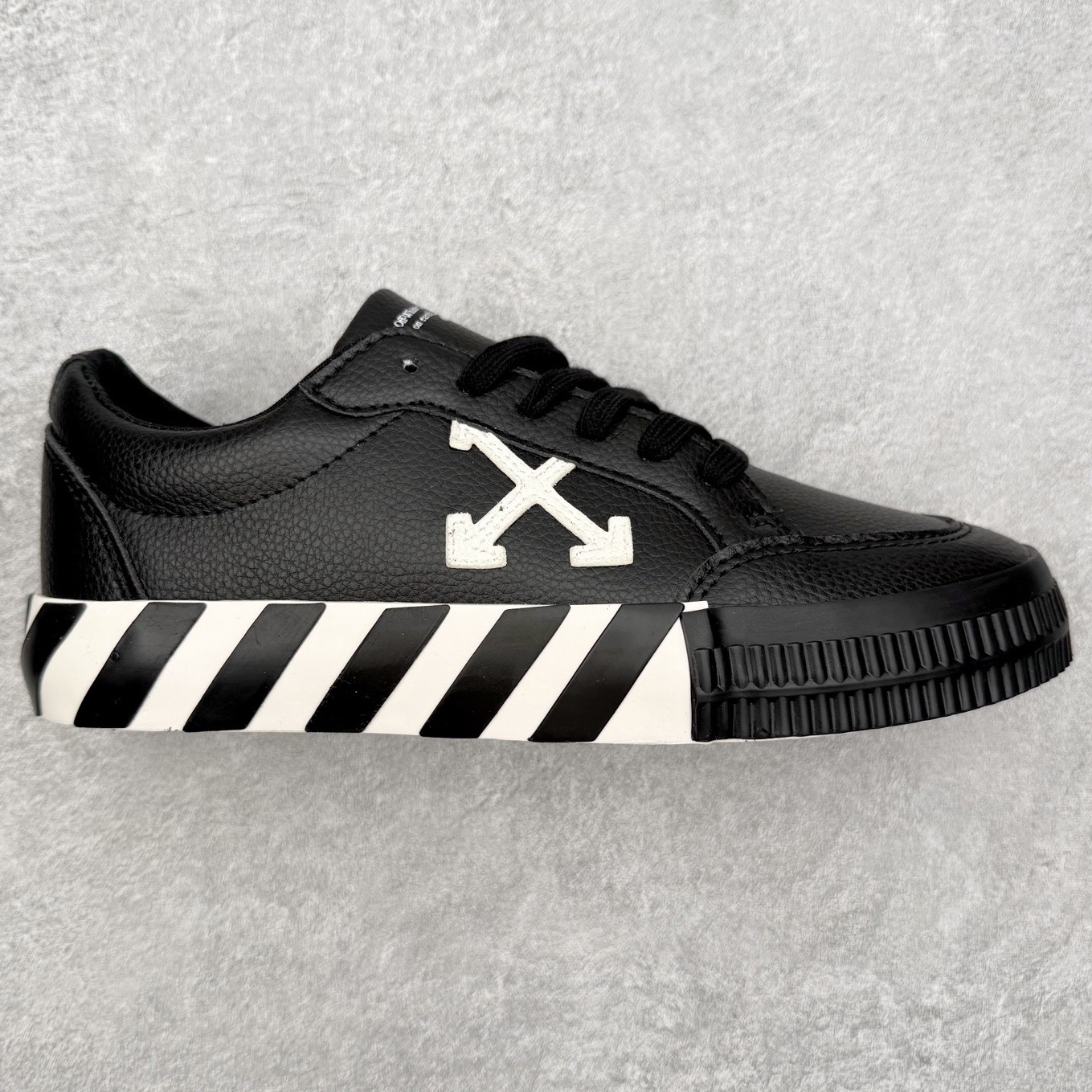 OFF-WHITE OW舒适百搭防滑耐磨低帮板鞋 Off-White由才华横溢的Virgil Abloh于2013年创立。这位美国设计师既是建筑系硕士生，也是一名DJ，更是著名的Kanye West的创意总监。他以都市奢华风格惊艳了众人，并且“以典雅方法演绎当代风尚”，设计出一件又一件备受追捧的作品。Off-White别具特色的卫衣、腰带、夹克、T恤等单品俨然已成为了时尚的代名词。前卫潮流的设计、充满趣味的细节以及别出心裁的剪裁使Off-White传达出浓厚的时尚气质，是打造摩登造型不容忽视的品牌。实拍调校N版已经零色差零失真 百分百还原实物色彩所见即所得 不存在货不对板色差等低级问题 选购参考实物拍摄 不混卖不参货 只用心做好货严格选品 承诺混一赔十 尺码：36 36.5 37.5 38 38.5 39 40 40.5 41 42 42.5 43 44 44.5 45 46 47-选品中心