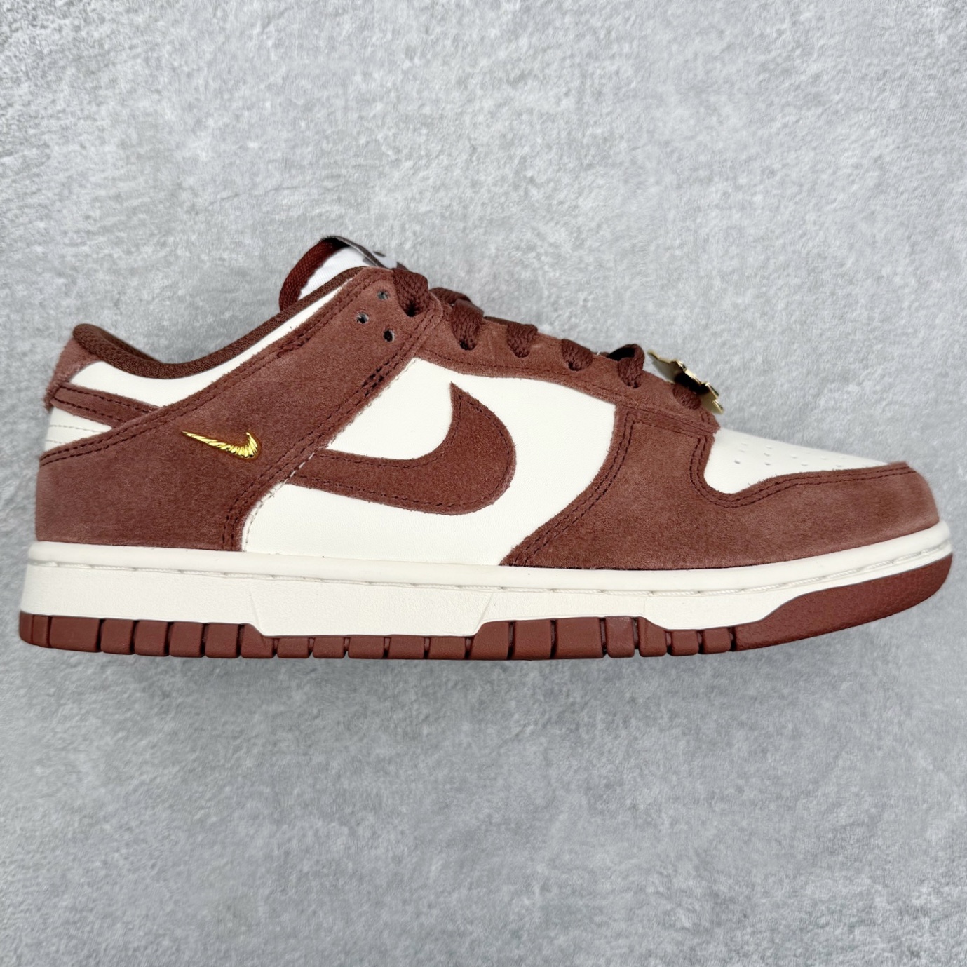 ＃CS纯原 NK Dunk Low 红褐色 IB4417-104 实力大厂出品 新配色陆续开发 利润个位数只为口碑 全套原纸板楦头开发 确保原汁原味 完美呈现DUNK版型 一比一鞋头弧度高度鞋身弧度 此版本只针对中端市场 皮料材质有所更替 其他数据细节工艺流程均保持一致 绝不口嗨 细节品控鞋型随意对比 独家私模官方第六代原厂航空铝磨具打磨大底 鞋头坡度极致还原 无解鞋型 原盒原配 圈内天花板工艺 原厂玻璃冲刀 超高清洁度 全鞋零毛边皮料切割 原厂中底布点胶 中底布拉帮走线遵循公司 尺码：36 36.5 37.5 38 38.5 39 40 40.5 41 42 42.5 43 44 44.5 45 46-选品中心