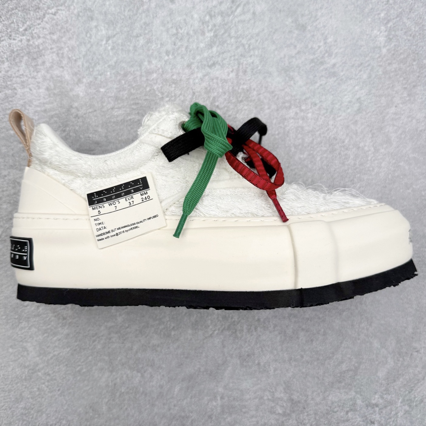 VESSEL × 吴建豪联名 雪花酥Snowflake厚底增高板鞋 ✨ #街头新宠 #甜酷有型 吴建豪亲自操刀设计，用「雪花酥」灵感颠覆传统板鞋基因！ 5cm隐形厚底暗藏心机，显高显腿长✔️ 软弹中底+防滑齿纹，暴走8小时不累脚👟 🎨 𝗖𝗢𝗖𝗛𝗼𝗜𝗰𝗲𝗿 三色狙击审美𝗧𝗼𝘁𝗽𝗼𝗶𝗻𝘁： ▫️「牛乳白」：软糯奶霜包裹鞋身，温柔狙击少女心 ▫️「奥利奥」：经典黑白漩涡纹，永不过时的𝗢𝘂𝘁𝗳𝗶𝘁𝗖位神器 ▫️「黑松露」：哑光麂皮𝗑金属细节，暗黑系𝗚𝗶𝗿𝗹𝗹𝗮𝘇必备𝗚𝗔𝗢级单品 🌟𝗗𝗲𝘀𝗶𝗴𝗻 𝗛𝗶𝗴𝗵𝗹𝗶𝗴𝗵𝘁： ✅解构式绑带𝗑异形后跟，每一步都踩在𝗧𝗼𝘁𝗽𝗼𝗶𝗻𝘁 ✅可拆卸雪花图腾配件，解锁𝟭𝟬𝟬𝟬+种穿搭姿势 ✅3M反光条暗藏𝗦𝗡𝗘𝗔𝗞𝗘𝗥𝗛𝗘𝗔𝗗彩蛋，夜行自带𝗙𝗼𝗰𝘂𝘀光效 尺码：35 36 37 38 39 40 41 42 43 44 45-选品中心