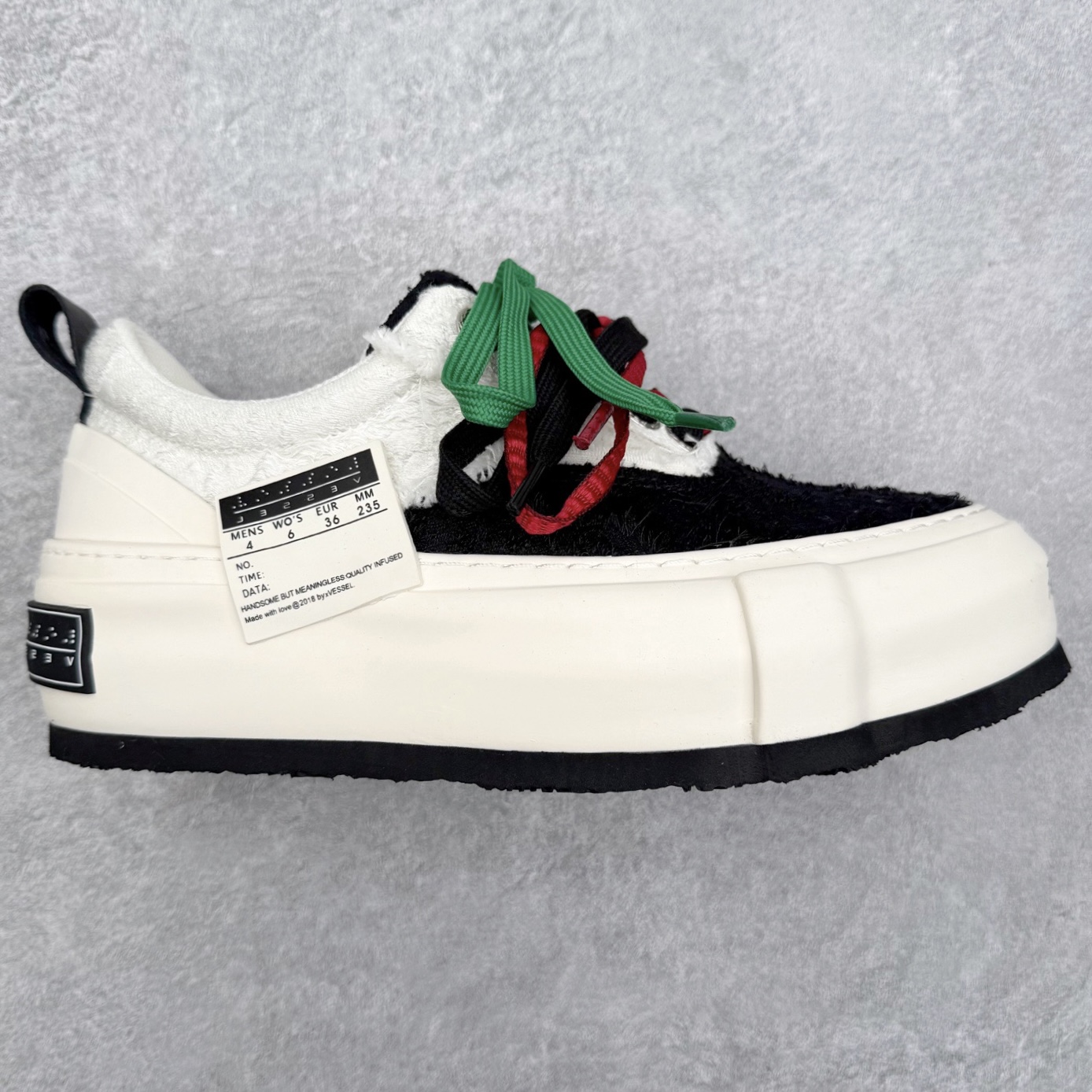 VESSEL × 吴建豪联名 雪花酥Snowflake厚底增高板鞋 ✨ #街头新宠 #甜酷有型 吴建豪亲自操刀设计，用「雪花酥」灵感颠覆传统板鞋基因！ 5cm隐形厚底暗藏心机，显高显腿长✔️ 软弹中底+防滑齿纹，暴走8小时不累脚👟 🎨 𝗖𝗢𝗖𝗛𝗼𝗜𝗰𝗲𝗿 三色狙击审美𝗧𝗼𝘁𝗽𝗼𝗶𝗻𝘁： ▫️「牛乳白」：软糯奶霜包裹鞋身，温柔狙击少女心 ▫️「奥利奥」：经典黑白漩涡纹，永不过时的𝗢𝘂𝘁𝗳𝗶𝘁𝗖位神器 ▫️「黑松露」：哑光麂皮𝗑金属细节，暗黑系𝗚𝗶𝗿𝗹𝗹𝗮𝘇必备𝗚𝗔𝗢级单品 🌟𝗗𝗲𝘀𝗶𝗴𝗻 𝗛𝗶𝗴𝗵𝗹𝗶𝗴𝗵𝘁： ✅解构式绑带𝗑异形后跟，每一步都踩在𝗧𝗼𝘁𝗽𝗼𝗶𝗻𝘁 ✅可拆卸雪花图腾配件，解锁𝟭𝟬𝟬𝟬+种穿搭姿势 ✅3M反光条暗藏𝗦𝗡𝗘𝗔𝗞𝗘𝗥𝗛𝗘𝗔𝗗彩蛋，夜行自带𝗙𝗼𝗰𝘂𝘀光效 尺码：35 36 37 38 39 40 41 42 43 44 45-选品中心