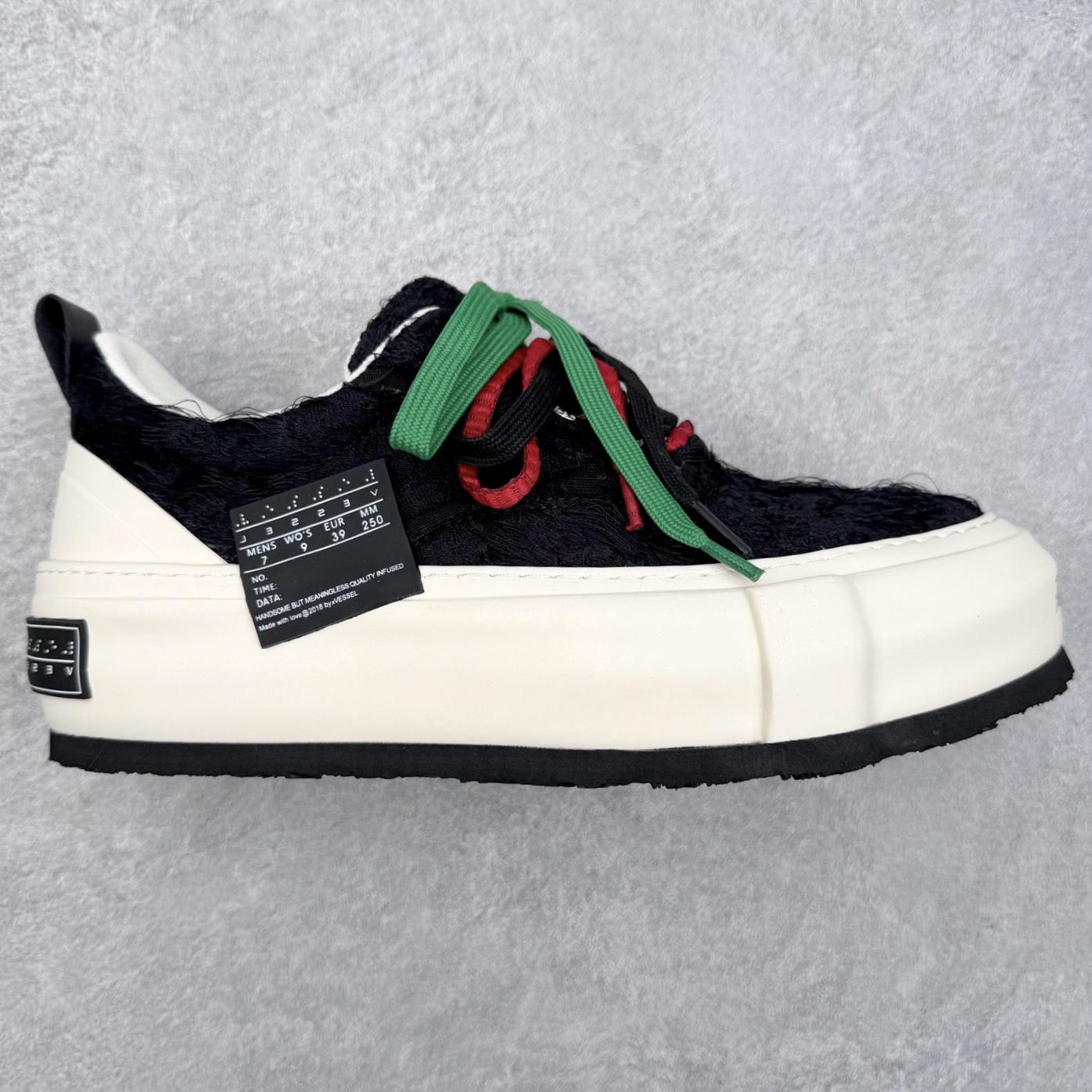 VESSEL × 吴建豪联名 雪花酥Snowflake厚底增高板鞋 ✨ #街头新宠 #甜酷有型 吴建豪亲自操刀设计，用「雪花酥」灵感颠覆传统板鞋基因！ 5cm隐形厚底暗藏心机，显高显腿长✔️ 软弹中底+防滑齿纹，暴走8小时不累脚👟 🎨 𝗖𝗢𝗖𝗛𝗼𝗜𝗰𝗲𝗿 三色狙击审美𝗧𝗼𝘁𝗽𝗼𝗶𝗻𝘁： ▫️「牛乳白」：软糯奶霜包裹鞋身，温柔狙击少女心 ▫️「奥利奥」：经典黑白漩涡纹，永不过时的𝗢𝘂𝘁𝗳𝗶𝘁𝗖位神器 ▫️「黑松露」：哑光麂皮𝗑金属细节，暗黑系𝗚𝗶𝗿𝗹𝗹𝗮𝘇必备𝗚𝗔𝗢级单品 🌟𝗗𝗲𝘀𝗶𝗴𝗻 𝗛𝗶𝗴𝗵𝗹𝗶𝗴𝗵𝘁： ✅解构式绑带𝗑异形后跟，每一步都踩在𝗧𝗼𝘁𝗽𝗼𝗶𝗻𝘁 ✅可拆卸雪花图腾配件，解锁𝟭𝟬𝟬𝟬+种穿搭姿势 ✅3M反光条暗藏𝗦𝗡𝗘𝗔𝗞𝗘𝗥𝗛𝗘𝗔𝗗彩蛋，夜行自带𝗙𝗼𝗰𝘂𝘀光效 尺码：35 36 37 38 39 40 41 42 43 44 45-选品中心