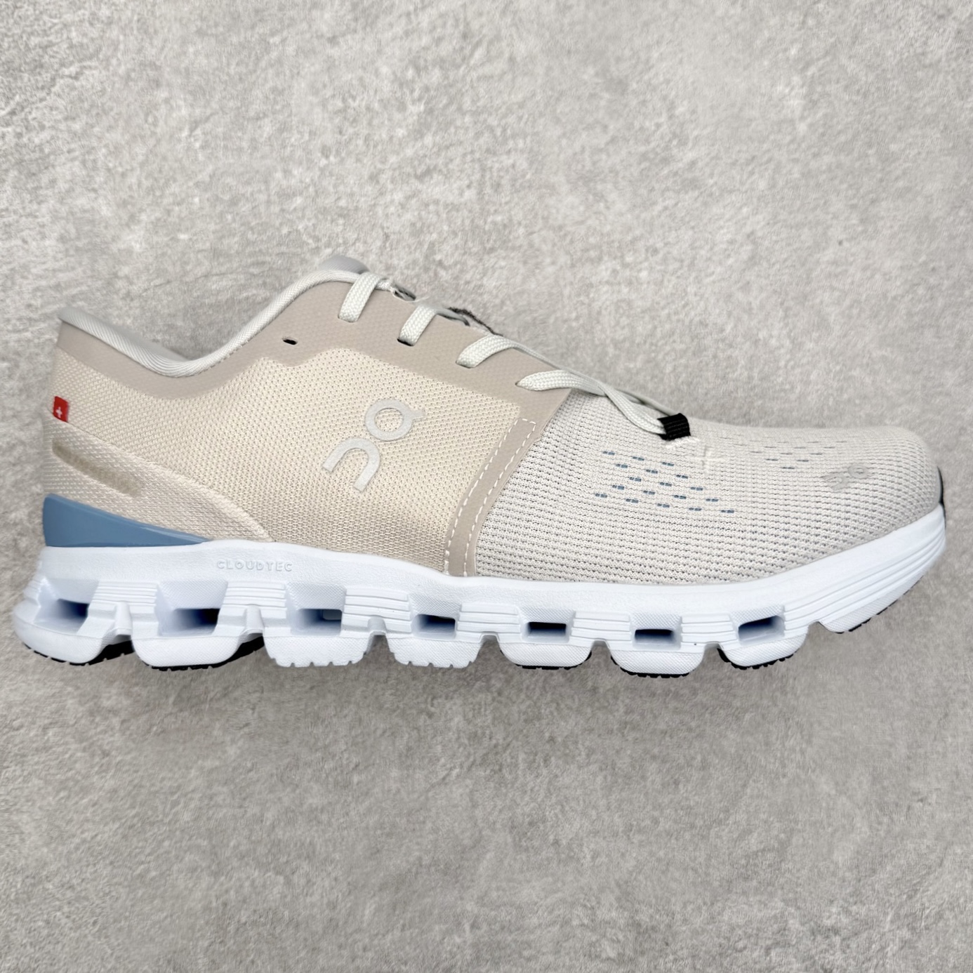 On昂跑 Cloudtilt X 4 系带减震耐磨低帮生活休闲鞋 此运动品牌 开创于2010年 缓震着陆、强效回弹、轻柔质感的设计构思始终是ON研制关键 与此同时基于“为全球提供革新性的跑步感受”信念 陆续推出了多款跑鞋及其以专业运动人体跑步工程学为设计关键的功能性跑步服饰设备 让跑者不费力气地畅快畅跑 尺码：36 36.5 37.5 38 38.5 39 40 40.5 41 42 42.5 43 44 44.5 45-选品中心