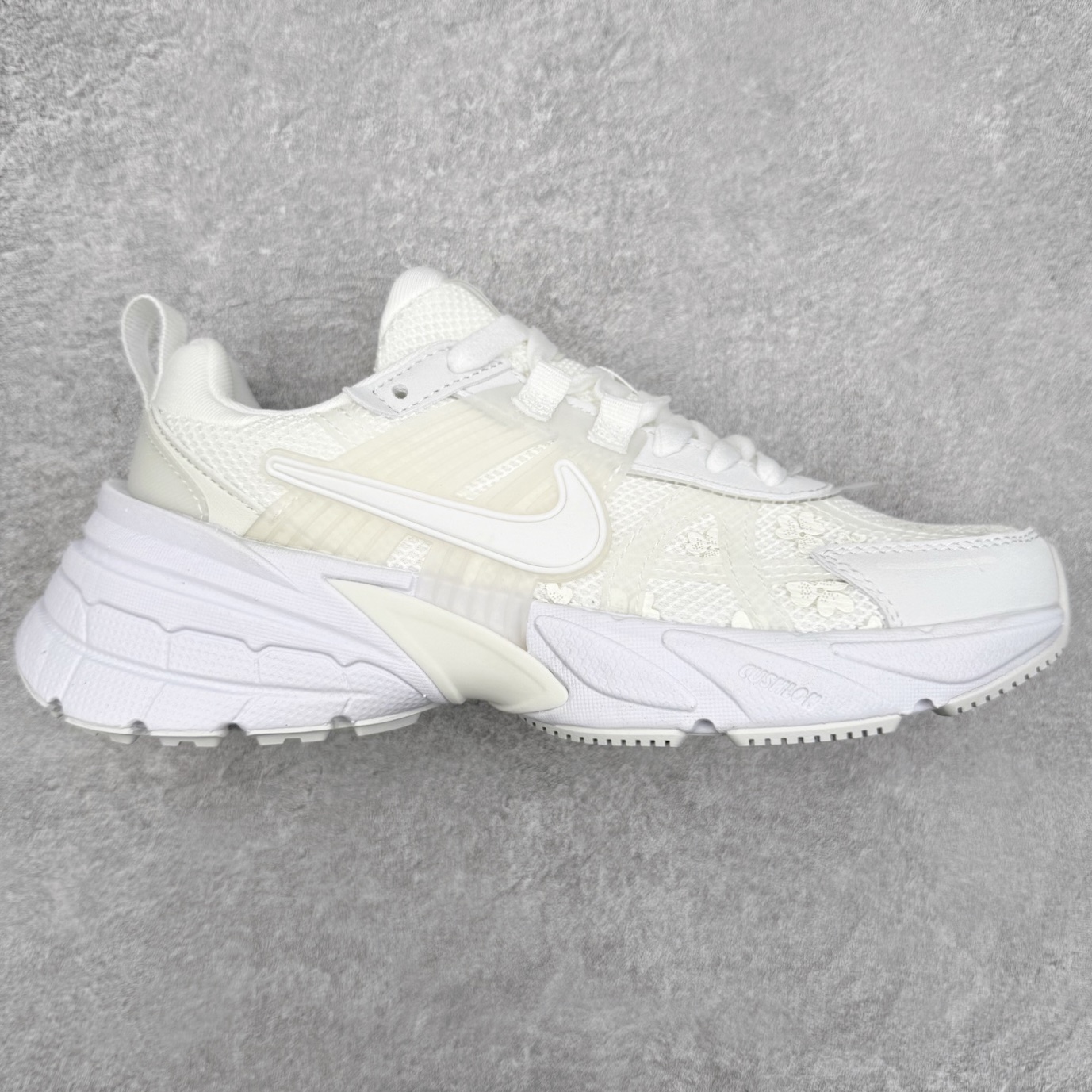 NK V2K Runtekk 减震防滑低帮 复古老爹鞋跑步鞋 HJ5269-100 鞋款被命名为 Runtekk 设计上借鉴了 2000 年的跑鞋风格 配色上以金属银为主调 简练又有复古运动气质 材质上使用大面积网眼、皮革、TPU 组成 支撑和透气性肯定不错 中底处由 Cushlon 泡绵打造 保证在压马路时可以提供优秀脚感 并通过一手做旧氧化效果突出复古感 中底造型很容易让大家联想到巴黎世家3XL 增高效果同样不能忽视 尺码：36 36.5 37.5 38 38.5 39 40 40.5 41 42 42.5 43 44 44.5 45-选品中心