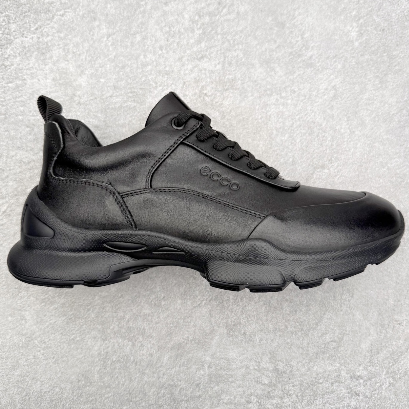 ECCO爱步跑步鞋百搭舒适 秋冬新款厚底休闲运动鞋男鞋 灵动系列 黄景瑜同款 品质牛皮鞋面，轻盈柔韧 具有良好的透气性 细腻柔软 简约系带设计 可自由调节松紧 贴合脚型 PU泡沫橡胶大底 抓地力强 具有良好的防滑耐磨性 时尚简约 休闲百搭 尺码：38 39 40 41 42 43 44 （皮鞋码）-选品中心