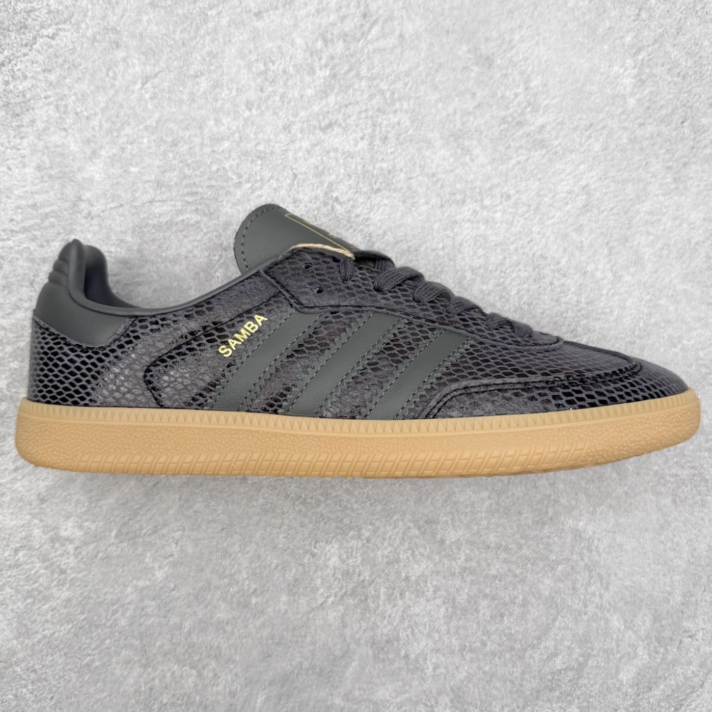 AD Original Samba OG 复古经典轻便板鞋 JQ3532 口碑大厂出品 品控大底版型不断改良更新 全套原纸板楦头开发 确保原汁原味 完美呈现桑巴版型 一比一鞋头弧度高度鞋身弧度 此版本只针对中端市场 皮料材质有所更替 其他数据细节工艺流程均保持一致 绝不口嗨 细节品控鞋型随意对比 正确烫金高频细节 原装纳米超迁皮料 独家私模橡胶大底 原盒原配 这款桑巴鞋展示了高质量的工艺 带有装饰的超锁缝制和无缝的手感 柔软、柔软的皮革造型和标志性的3条纹完成了精致的外观 正规合身鞋带 鞋面上有绒面鞋垫 橡胶鞋底 享受正畸套筒软感 自50年代首次亮相以来就一直在赢得粉丝的青睐 尺码：35.5 36 36.5 37.5 38 38.5 39 40 40.5 41 42 42.5 43 44 44.5 45-选品中心