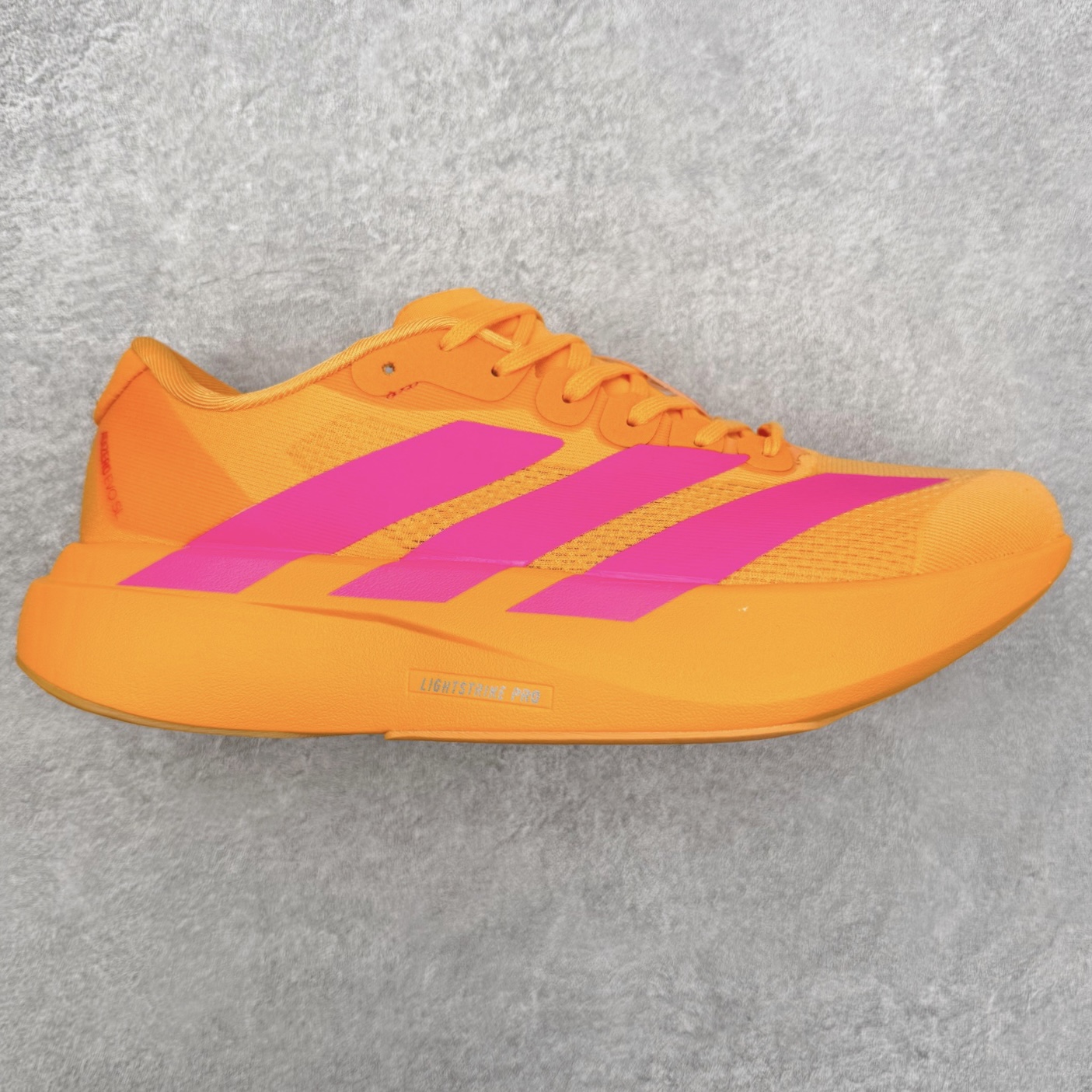 AD Adizero EVO SL 马拉松竞速专业跑鞋 CELERMESH针织网面非常轻薄 纤维间的缝隙很大 可以保证跑步时的透气、排汗效果 鞋舌直接与两侧的内衬和鞋底连接在一起 在跑步过程中不会被鞋舌的左右移动所困扰 在标准鞋带孔的基础上再拓宽一组鞋带孔 适合不同脚型的需求 突破性 EnergyRods 技术，有助于跑者实现更好的成绩 中底独特的LIGHTSTRIKE PRO泡棉材质 微弹感觉在跑步过程中给予了良好的支撑体验 对于顶级精英和高水平进阶跑者来说 ADIOS PRO是一双值得信赖的竞速比赛用鞋 尺码：36 36.5 37.5 38 38.5 39 40 40.5 41 42 42.5 43 44 44.5 45-选品中心