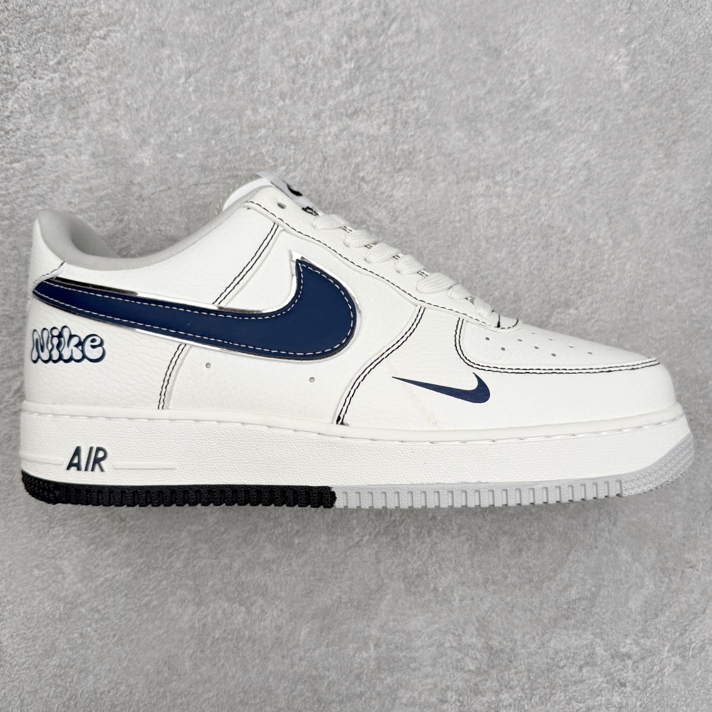 ＃福利特价 NK Air Force 1´07 Low 空军一号低帮百搭休闲运动板鞋 柔软、弹性十足的缓震性能和出色的中底设计 横跨复古与现代的外型结合 造就出风靡全球 三十多年的Force 1 直到今天还深受青睐 尺码：36 36.5 37.5 38 38.5 39 40 40.5 41 42 42.5 43 44 44.5 45-选品中心