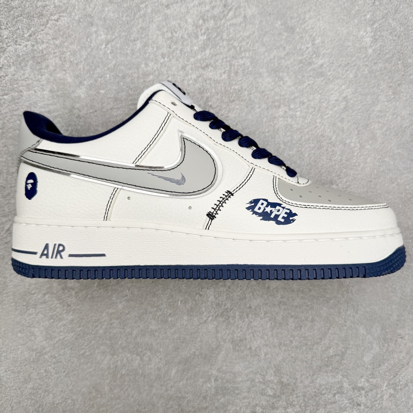 ＃福利特价 NK Air Force 1´07 Low 空军一号低帮百搭休闲运动板鞋 柔软、弹性十足的缓震性能和出色的中底设计 横跨复古与现代的外型结合 造就出风靡全球 三十多年的Force 1 直到今天还深受青睐 尺码：36 36.5 37.5 38 38.5 39 40 40.5 41 42 42.5 43 44 44.5 45-选品中心