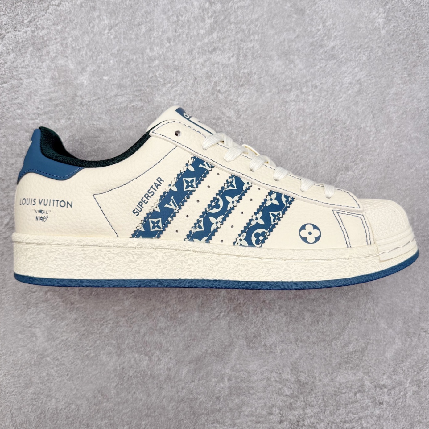 ＃福利特价‼️ AD Originals Superstar 经典复古贝壳头板鞋 定制系列配色 诞生于1969年 是第一双将全皮面鞋 身与橡胶鞋头结合在一起的低帮篮球鞋 Superstar最开始 是作为高帮篮球鞋Pro Model的低帮版本而出现的 但因为其独特和醒目的橡胶鞋头造型而让大家熟知 被大家形象地称为\\\