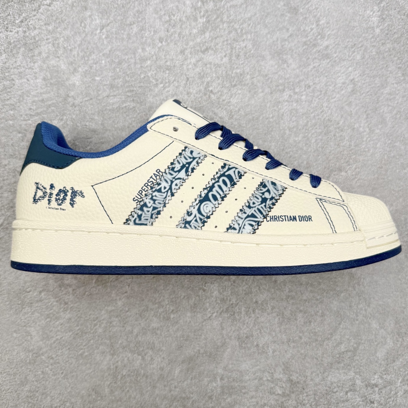 ＃福利特价‼️ AD Originals Superstar 经典复古贝壳头板鞋 定制系列配色 诞生于1969年 是第一双将全皮面鞋 身与橡胶鞋头结合在一起的低帮篮球鞋 Superstar最开始 是作为高帮篮球鞋Pro Model的低帮版本而出现的 但因为其独特和醒目的橡胶鞋头造型而让大家熟知 被大家形象地称为\\\