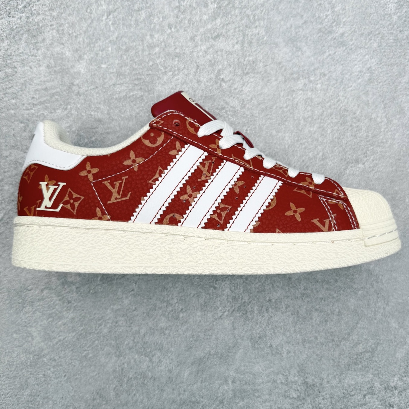 ＃福利特价‼️ AD Originals Superstar 经典复古贝壳头板鞋 定制系列配色 诞生于1969年 是第一双将全皮面鞋 身与橡胶鞋头结合在一起的低帮篮球鞋 Superstar最开始 是作为高帮篮球鞋Pro Model的低帮版本而出现的 但因为其独特和醒目的橡胶鞋头造型而让大家熟知 被大家形象地称为\\\