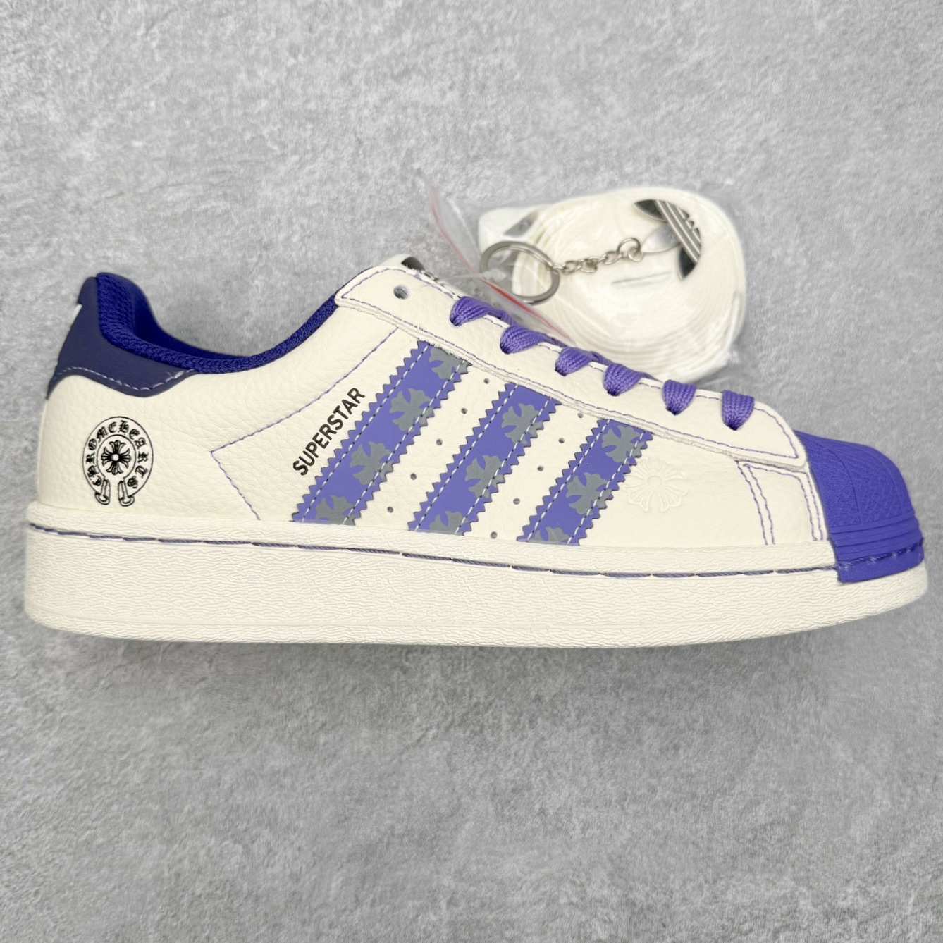 图片[3]-＃福利特价‼️ AD Originals Superstar 经典复古贝壳头板鞋 定制系列配色 诞生于1969年 是第一双将全皮面鞋 身与橡胶鞋头结合在一起的低帮篮球鞋 Superstar最开始 是作为高帮篮球鞋Pro Model的低帮版本而出现的 但因为其独特和醒目的橡胶鞋头造型而让大家熟知 被大家形象地称为\\\”shelltoe\\\”贝壳头 在70年代的美国职业篮球场上 接近3/4的NBA球员都将这双Superstar作为场上用鞋 80年代之后 经过不断的改良和发展 Superstar逐渐成为横跨时装、音乐、街头文化、休闲和运动等各大领域的时尚潮鞋 尺码：35.5 36 36.5 37 38 38.5 39 40 40.5 41 42 42.5 43 44 44.5 45-选品中心